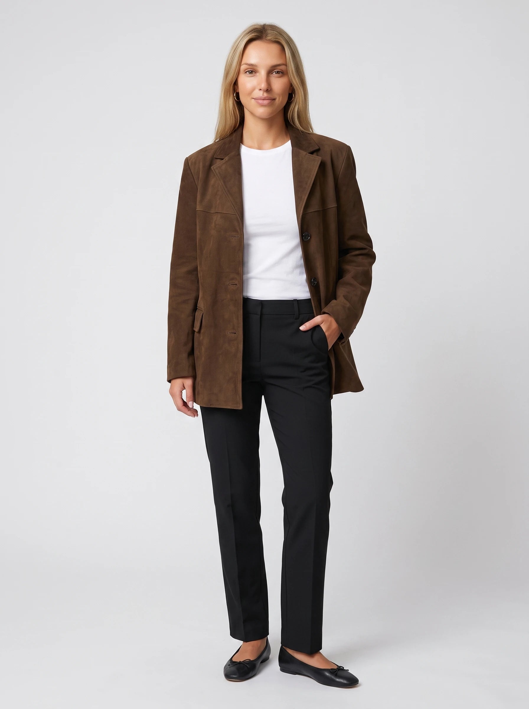 Veste-blazer oversize en suédine marron Clothilde, vue de face en studio