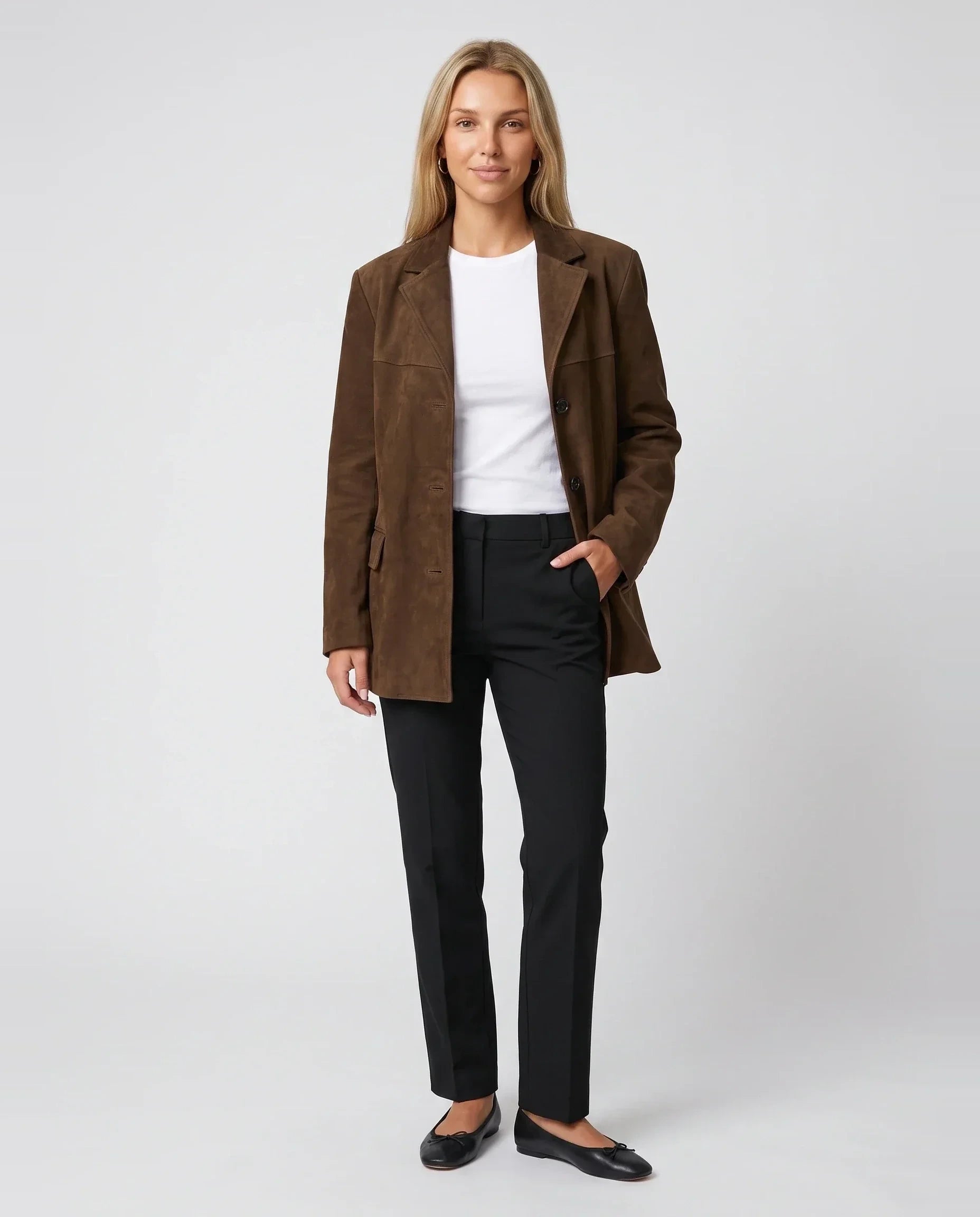 Veste-blazer oversize en suédine marron Clothilde, vue de face en studio