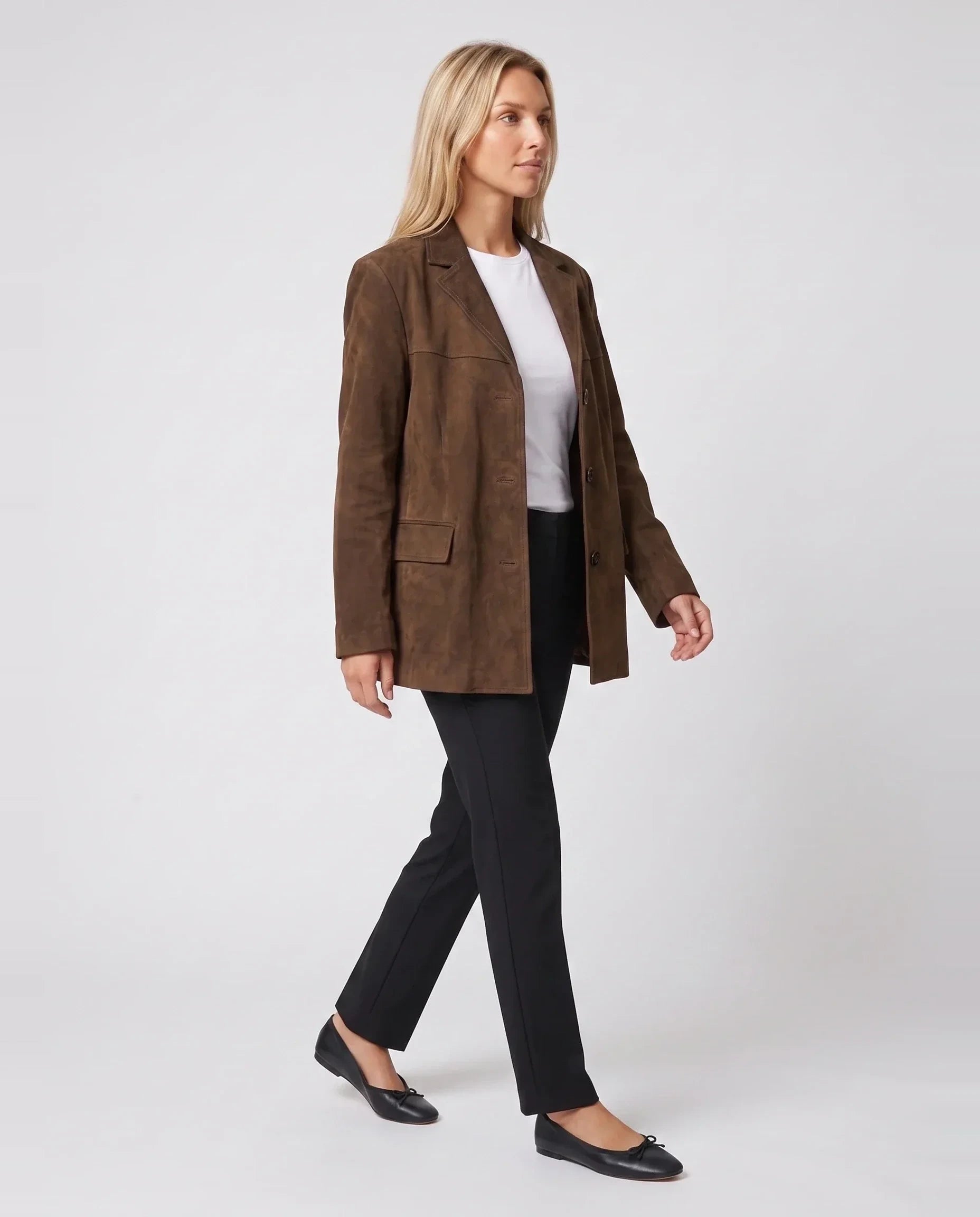 Veste-blazer en suédine marron Clothilde, vue de trois quarts en studio