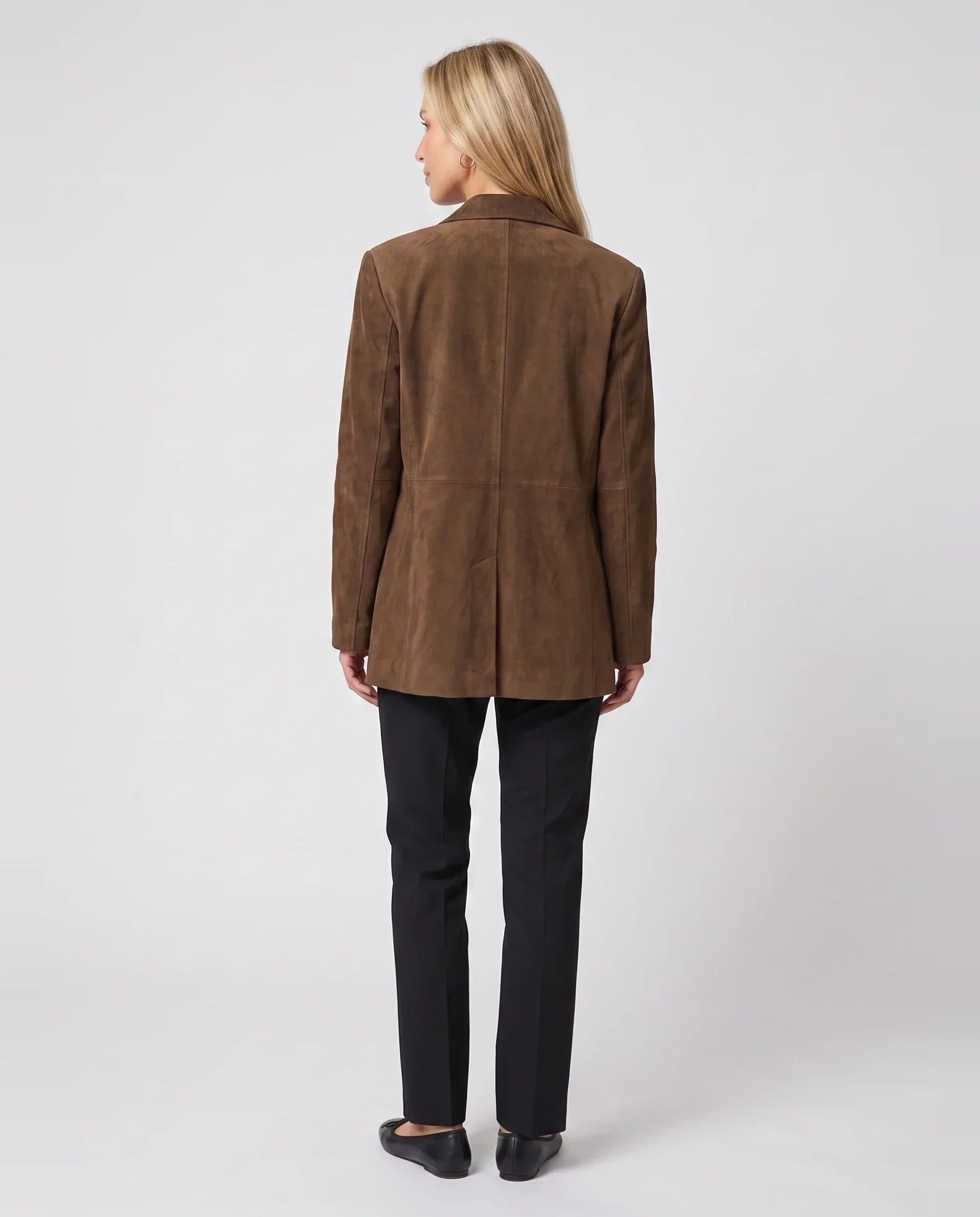 Veste-blazer en suédine marron Clothilde, vue de dos en studio