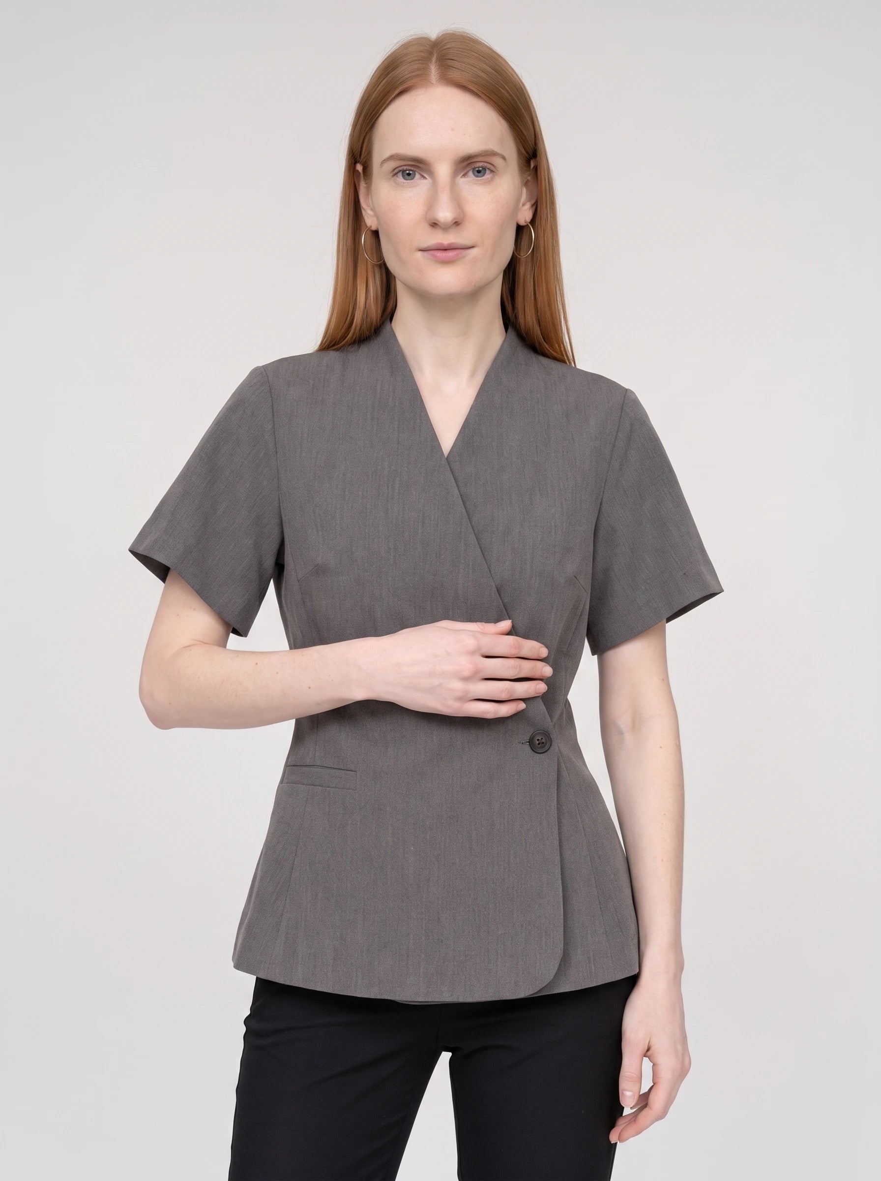 Veste cache-cœur à un bouton gris chiné Célimène, plan rapproché en studio