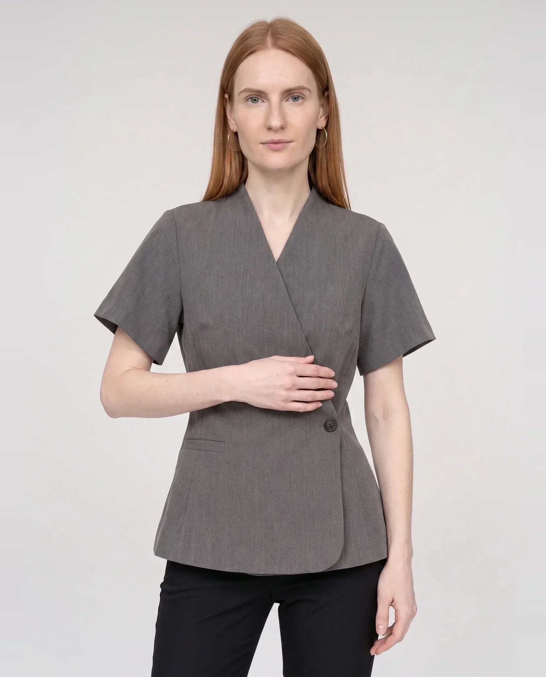 Veste cache-cœur à un bouton gris chiné Célimène, plan rapproché en studio