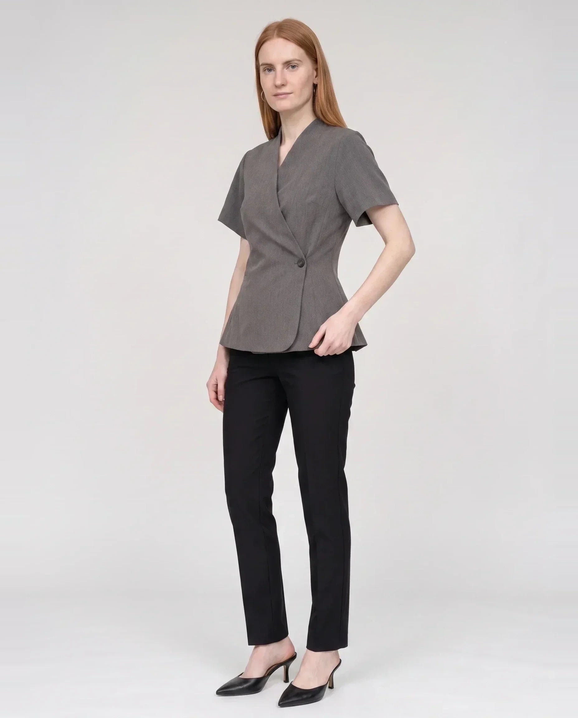 Veste cache-cœur à un bouton gris chiné Célimène, vue de trois quarts en studio