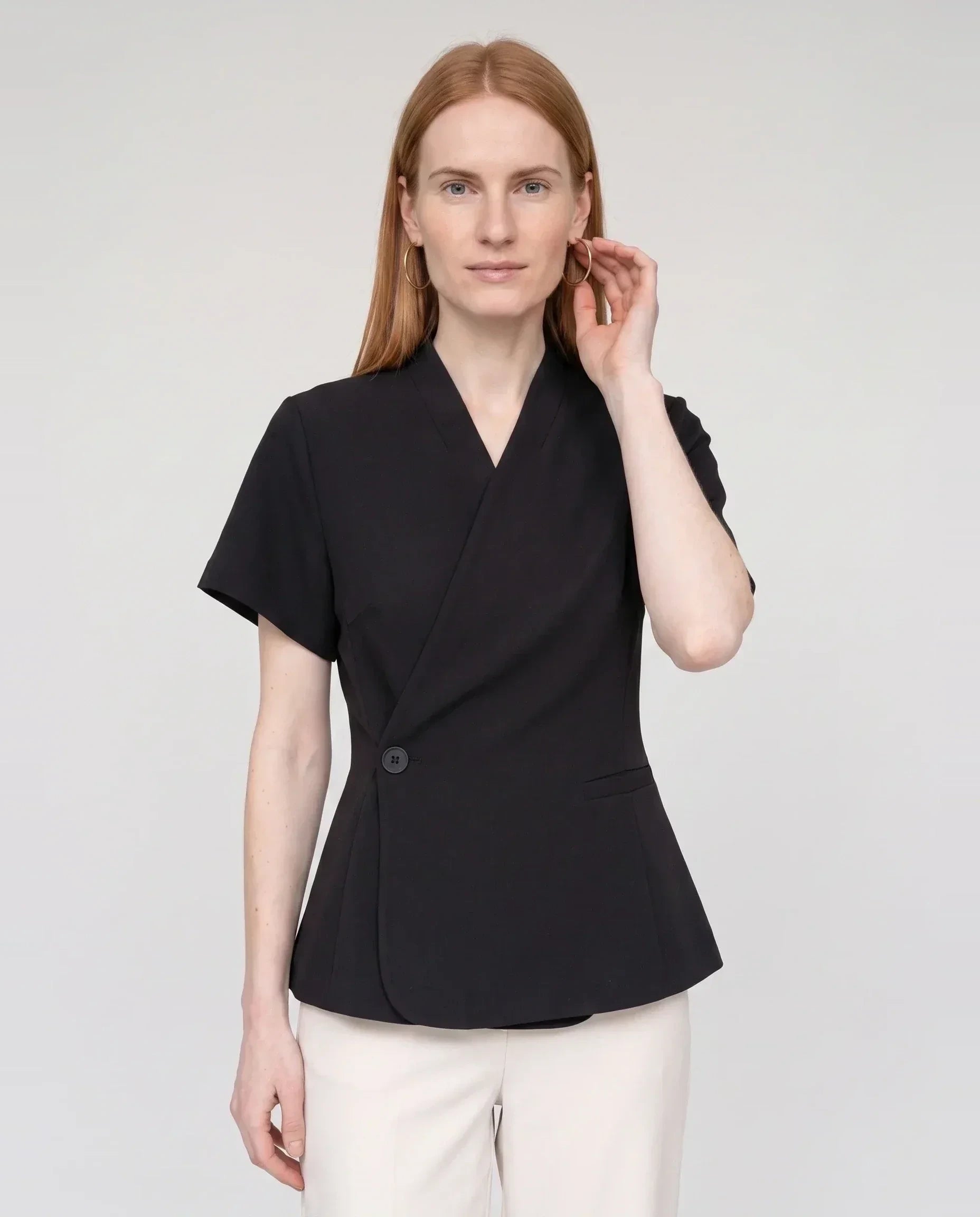 Veste cache-cœur à un bouton noire Célimène, plan rapproché en studio