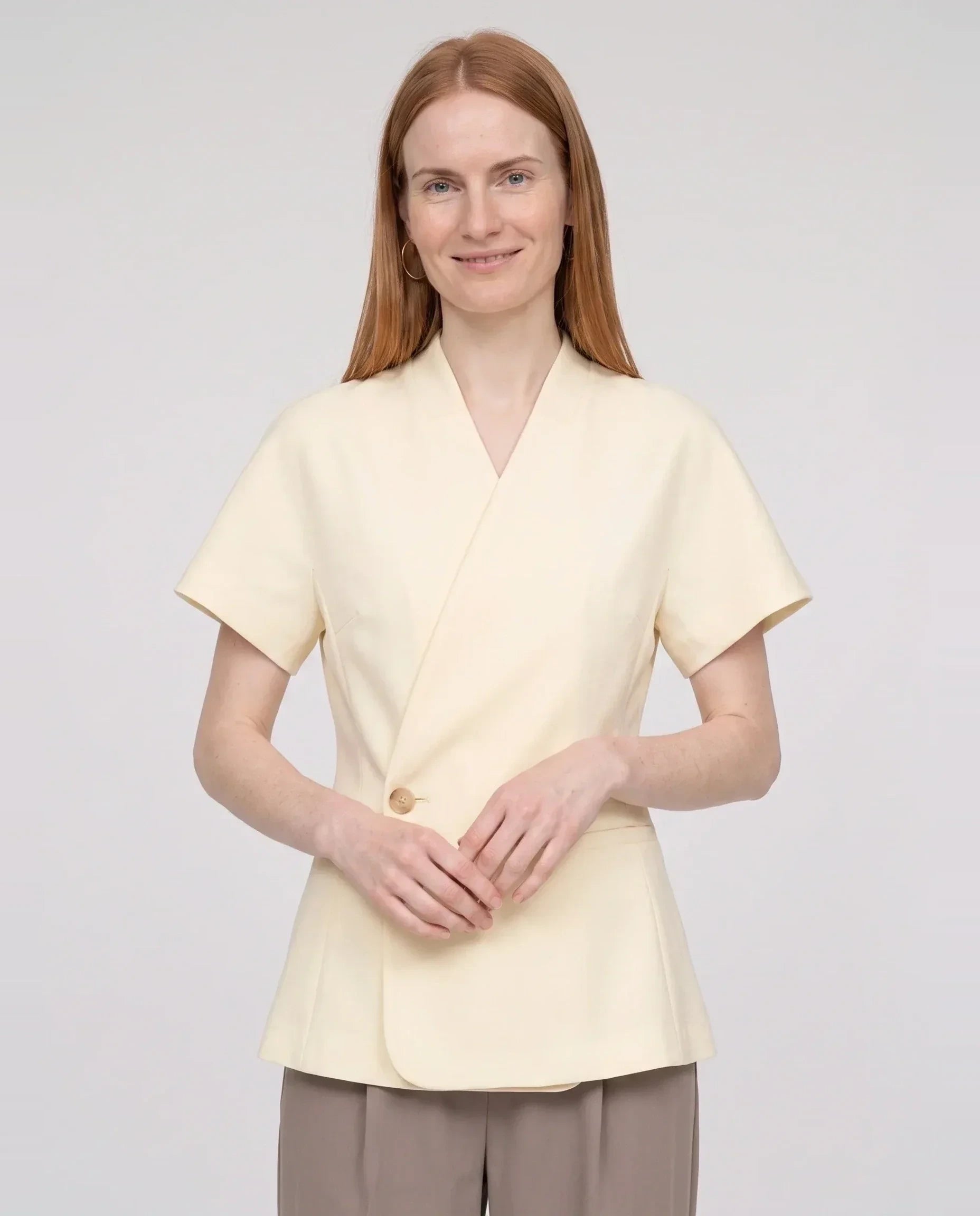 Veste cache-cœur à un bouton vanille Célimène, plan rapproché en studio