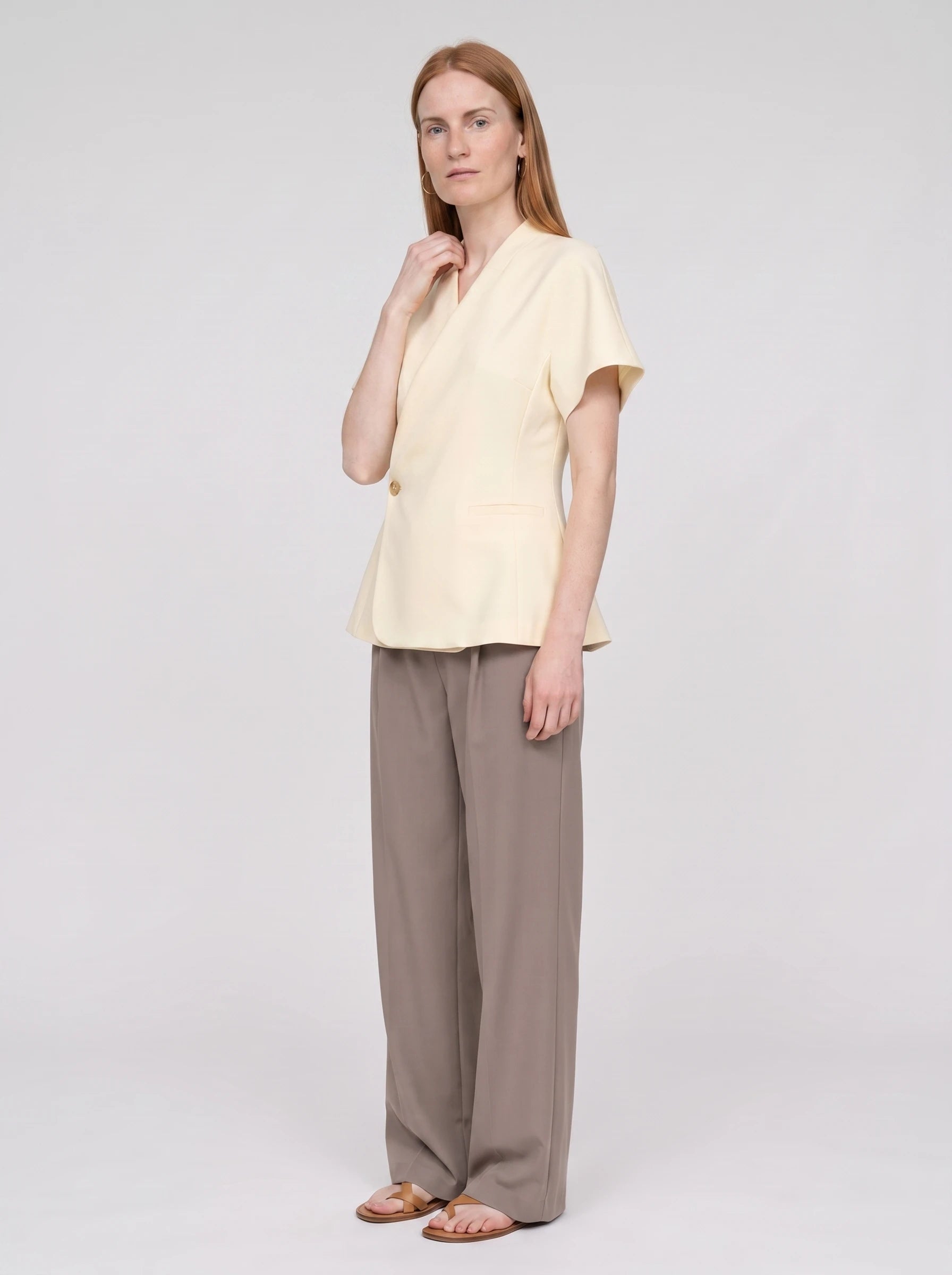 Veste cache-cœur à un bouton vanille Célimène, vue de trois quarts en studio