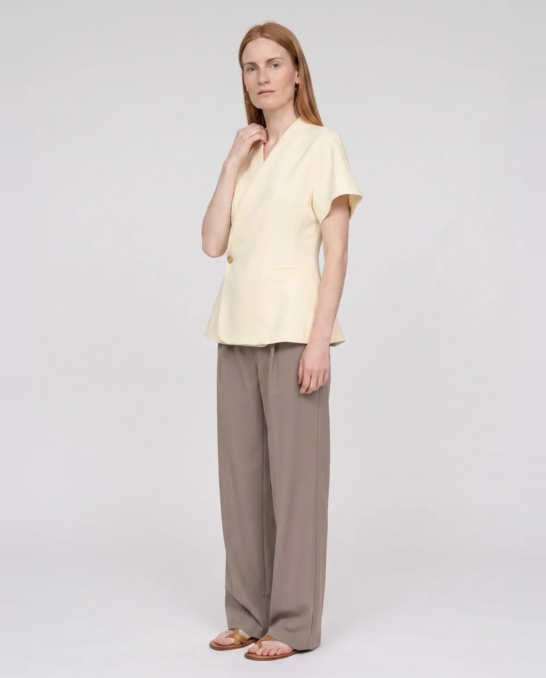 Veste cache-cœur à un bouton vanille Célimène, vue de trois quarts en studio