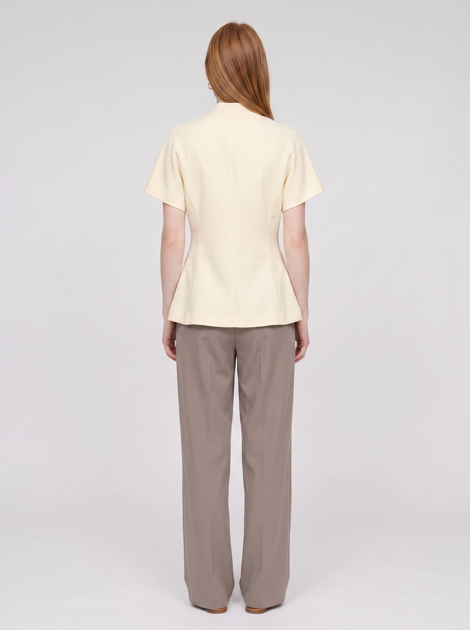 Veste cache-cœur à un bouton vanille Célimène, vue de dos en studio