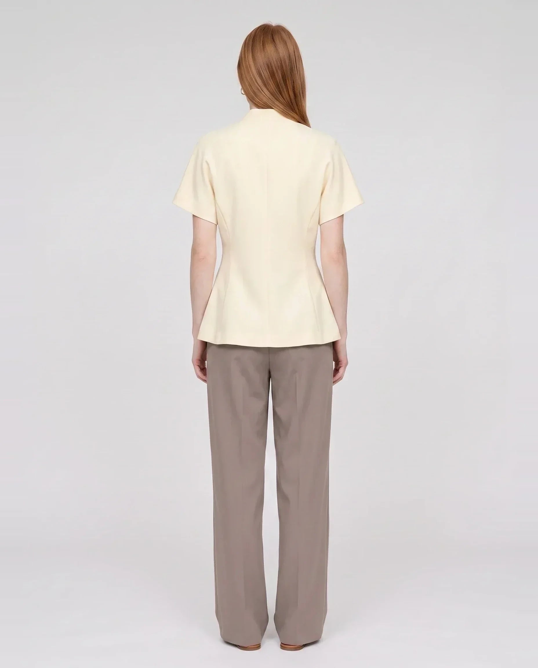 Veste cache-cœur à un bouton vanille Célimène, vue de dos en studio