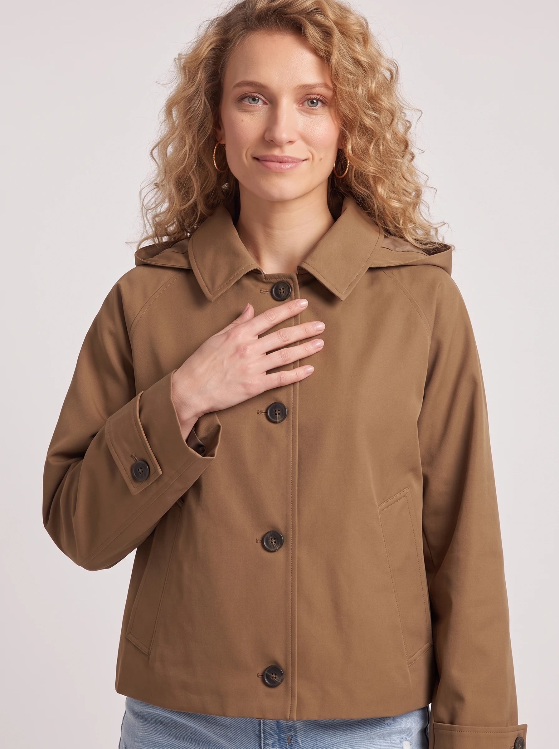 Veste courte à capuche façon trench brun Georgette, plan rapproché en studio