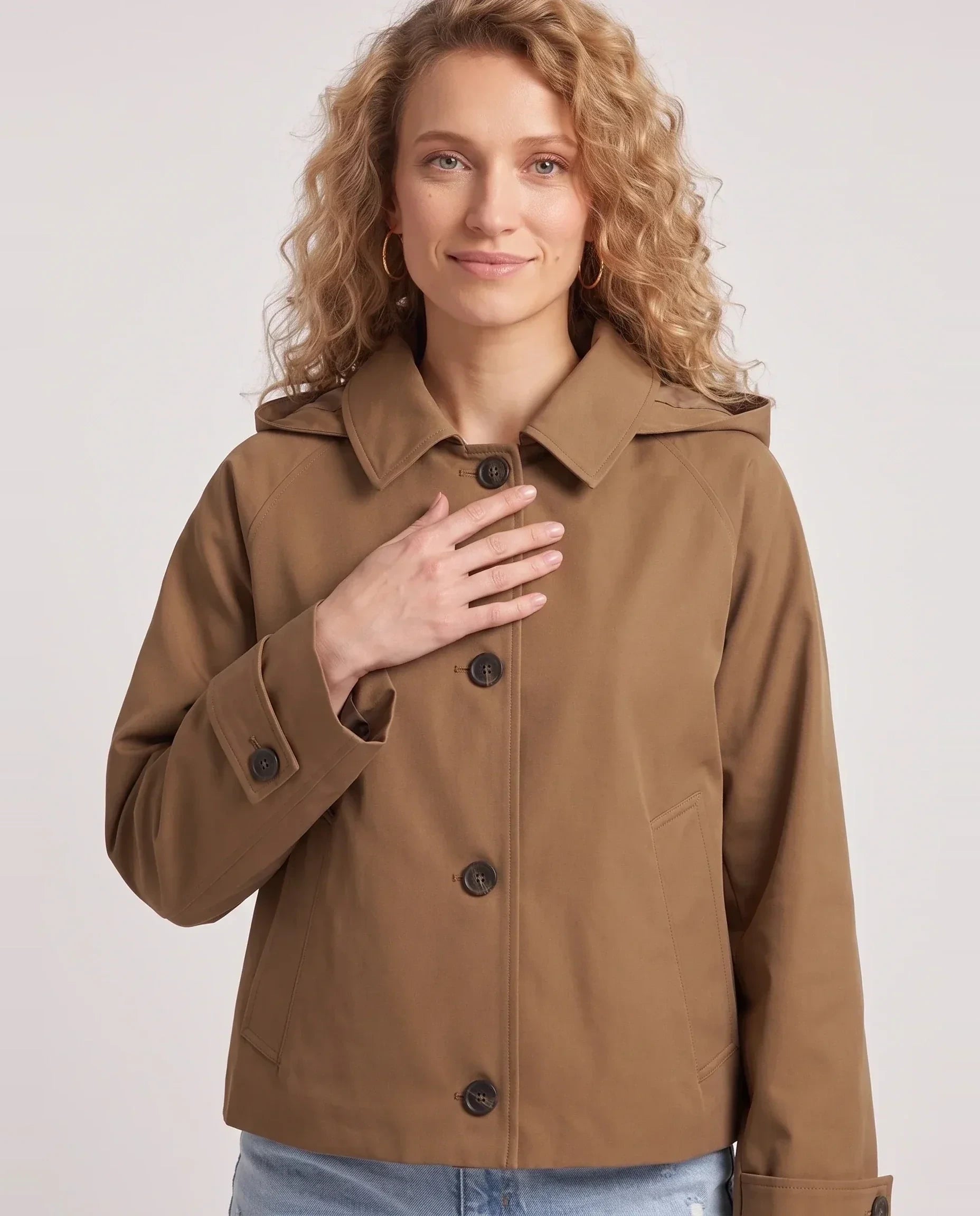 Veste courte à capuche façon trench brun Georgette, plan rapproché en studio