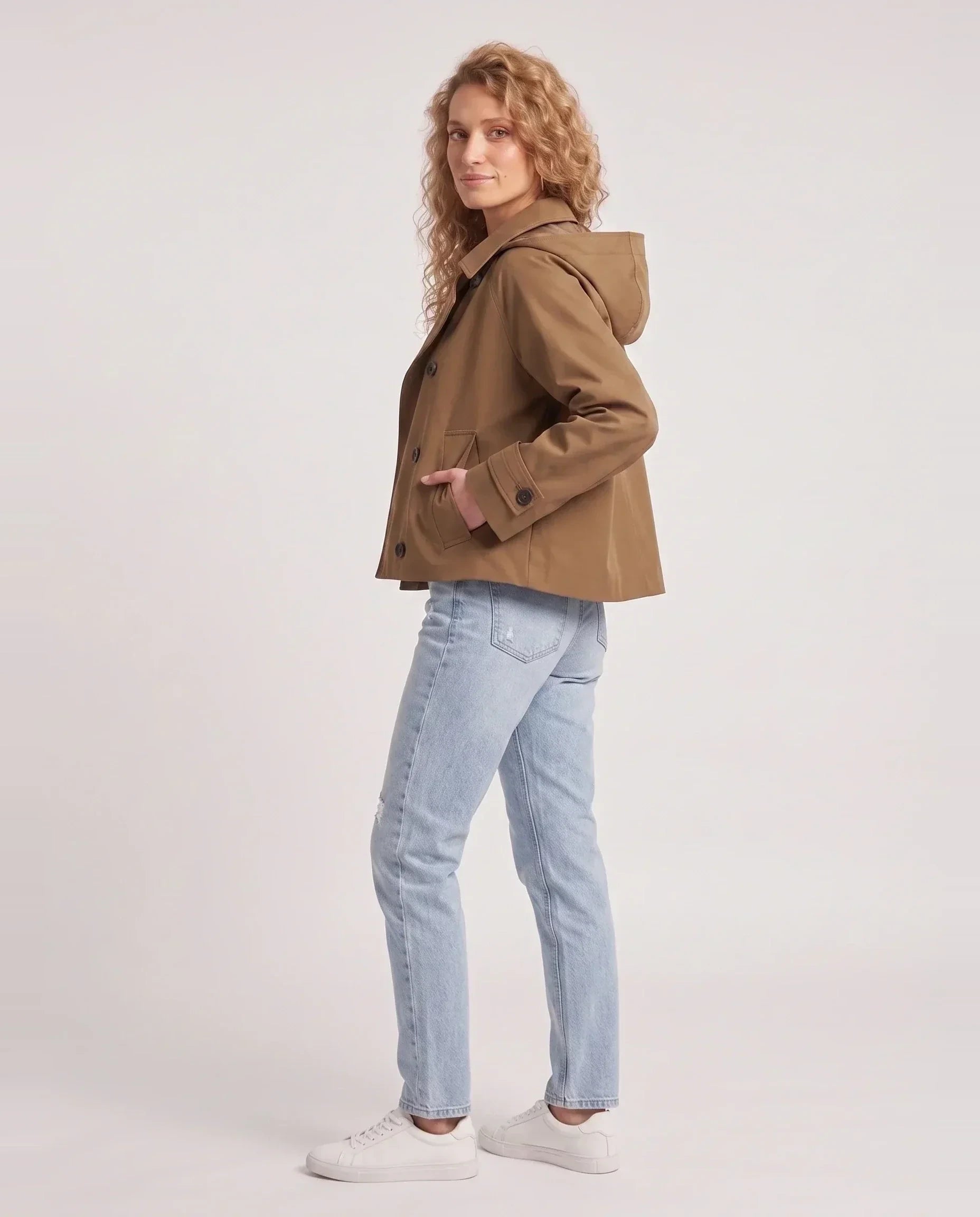 Veste à capuche brun Georgette, vue de trois quarts en studio