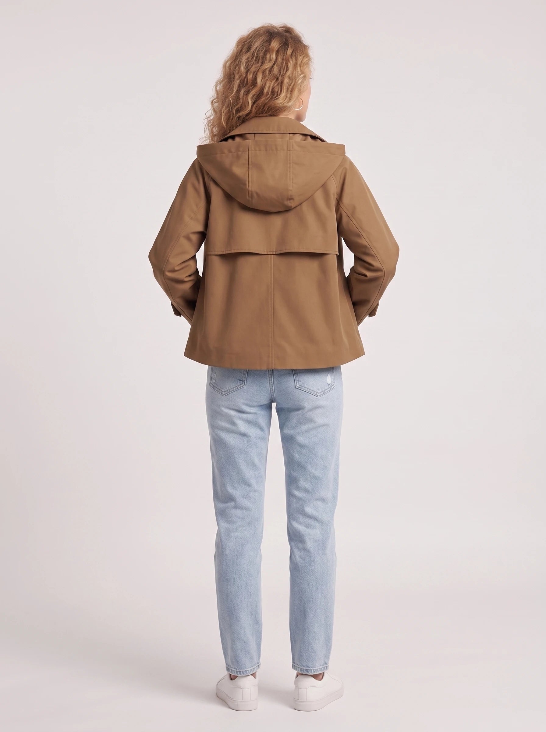 Veste à capuche brun Georgette, vue de dos en studio