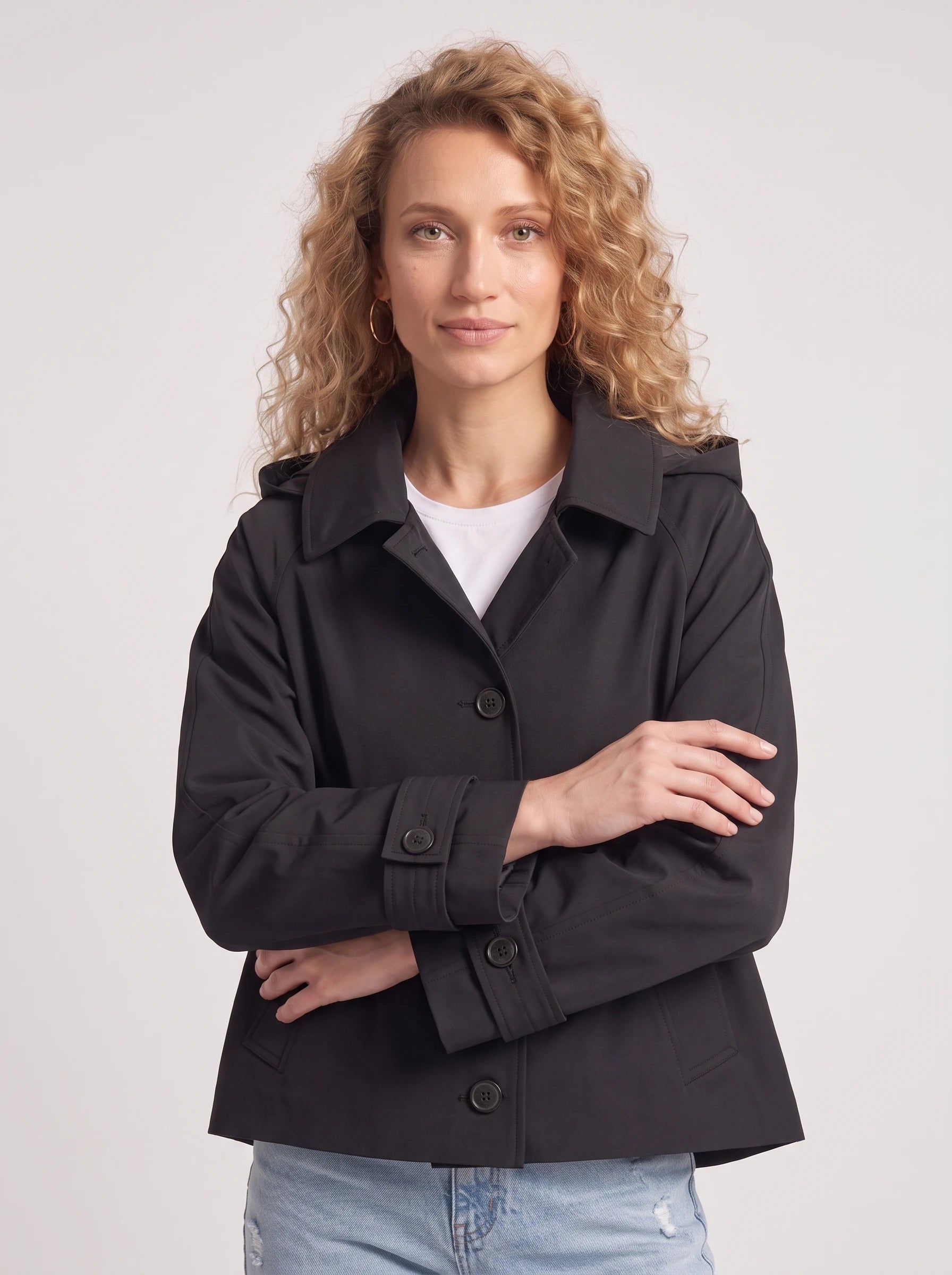 Veste courte à capuche façon trench noir Georgette, plan rapproché en studio