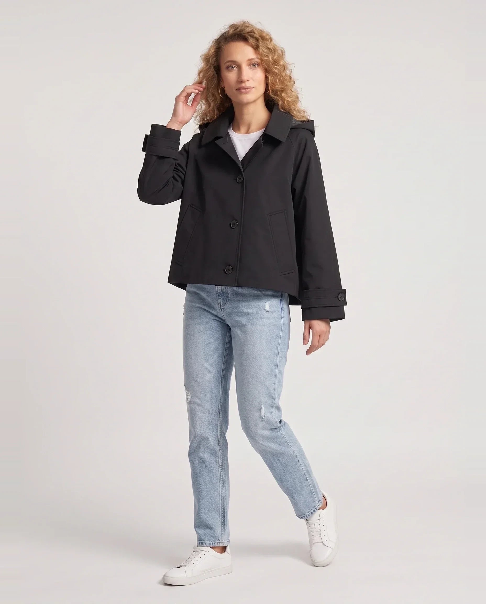 Veste courte à capuche noir Georgette, vue de face en studio
