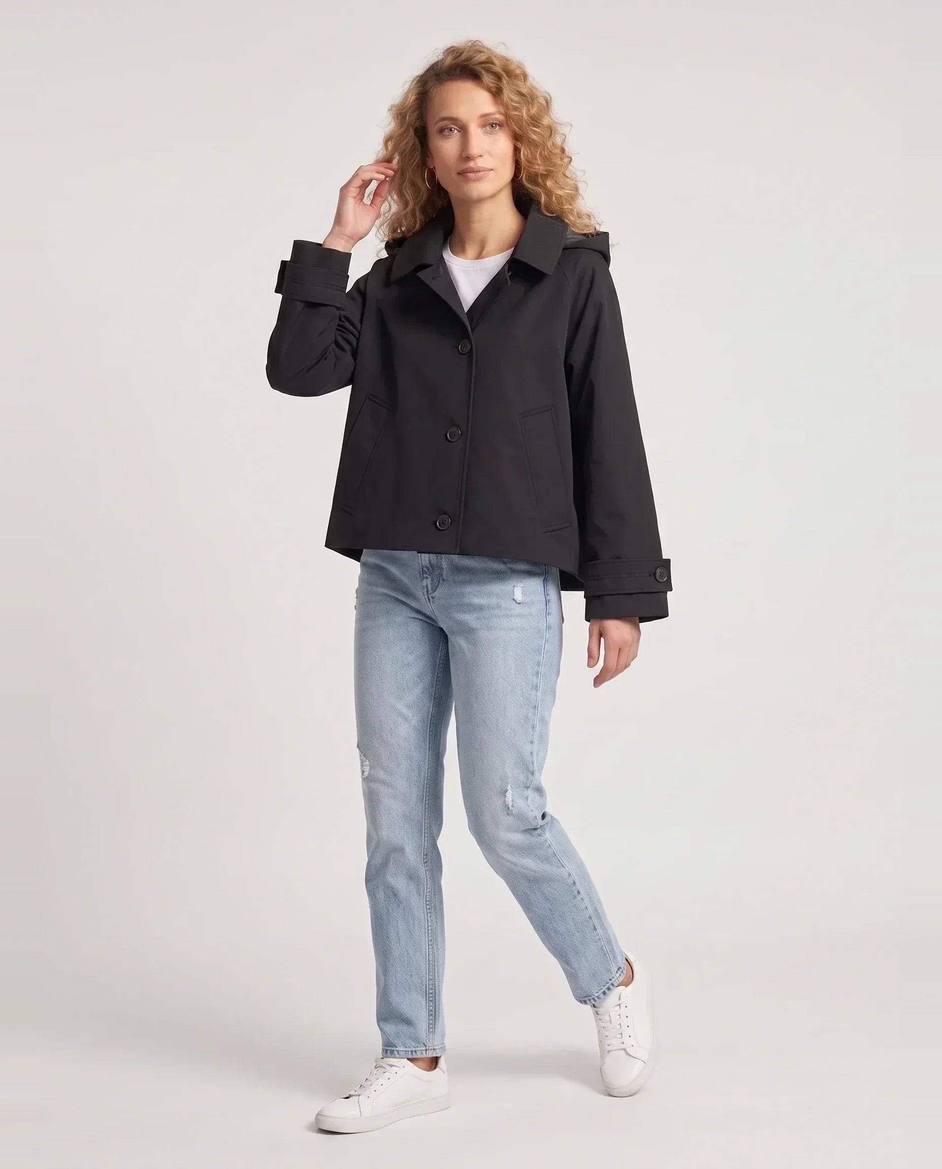 Veste courte à capuche noir Georgette, vue de face en studio