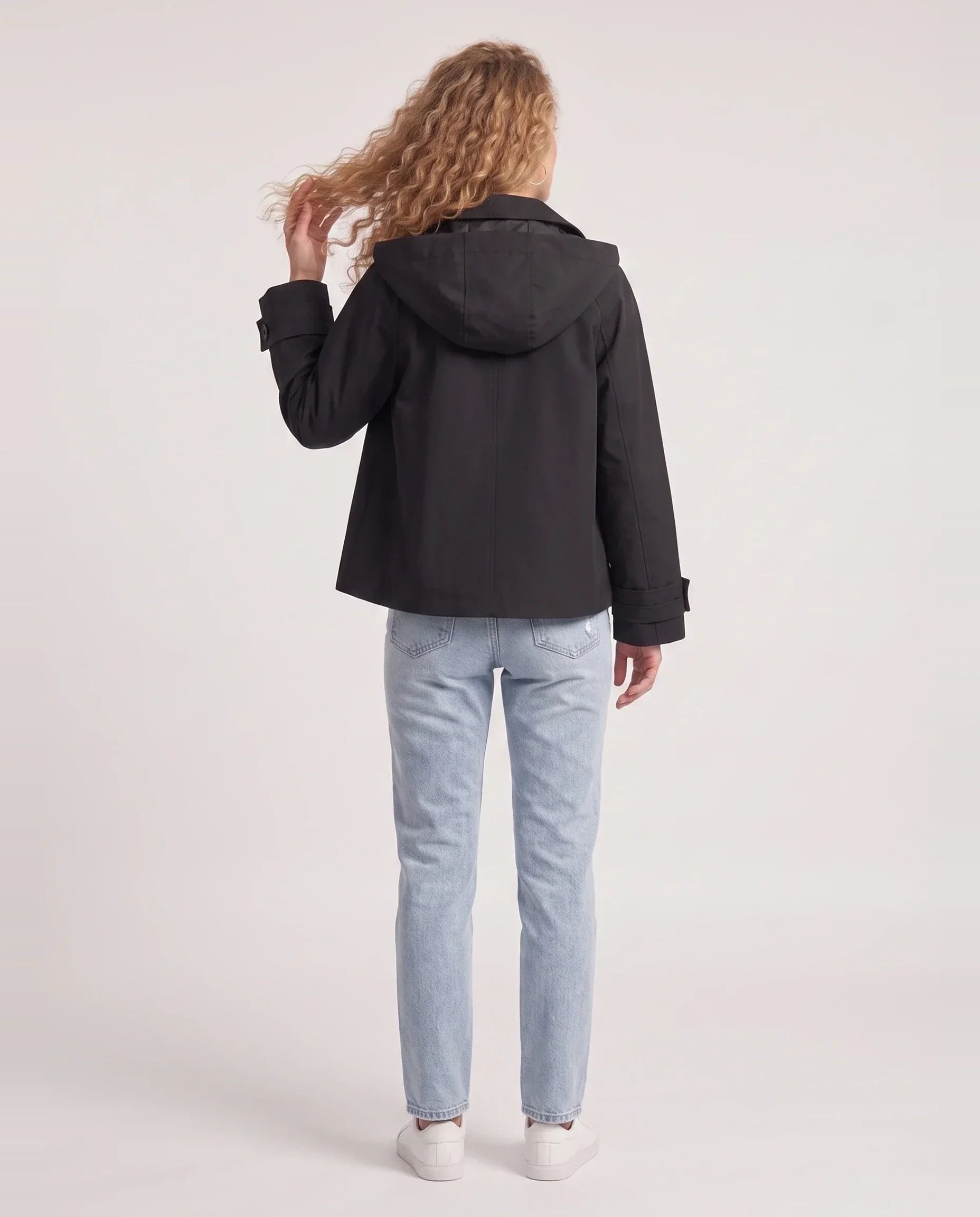 Veste à capuche noir Georgette, vue de dos en studio