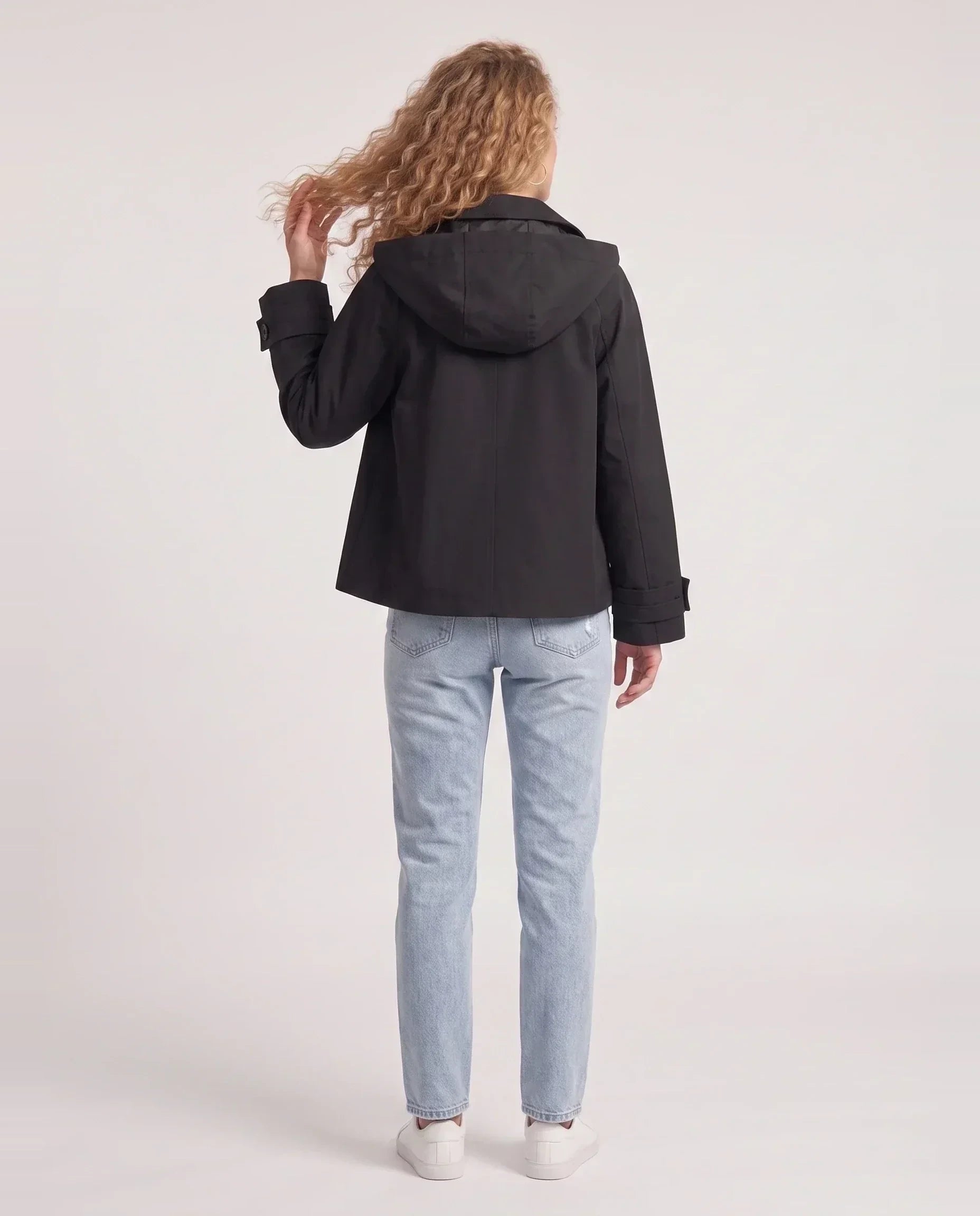 Veste à capuche noir Georgette, vue de dos en studio