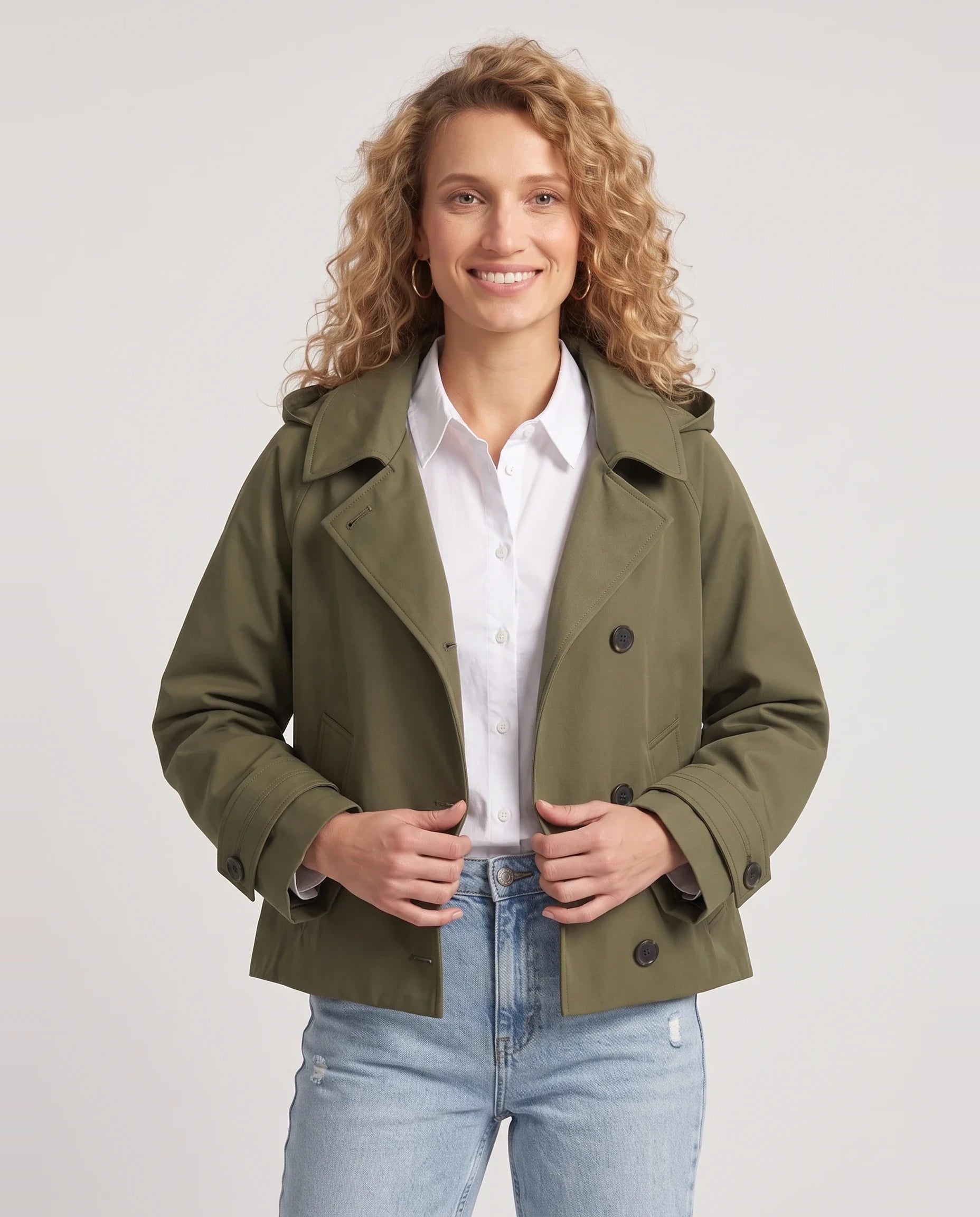 Veste courte à capuche façon trench vert armée Georgette, plan rapproché en studio