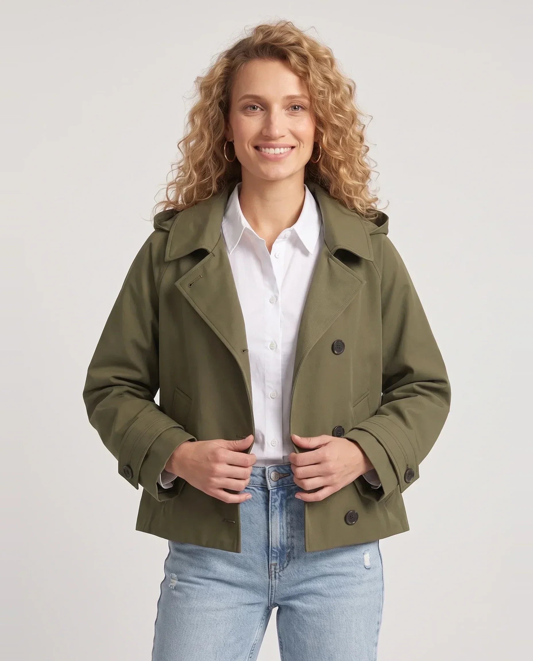 Veste courte à capuche façon trench vert armée Georgette, plan rapproché en studio