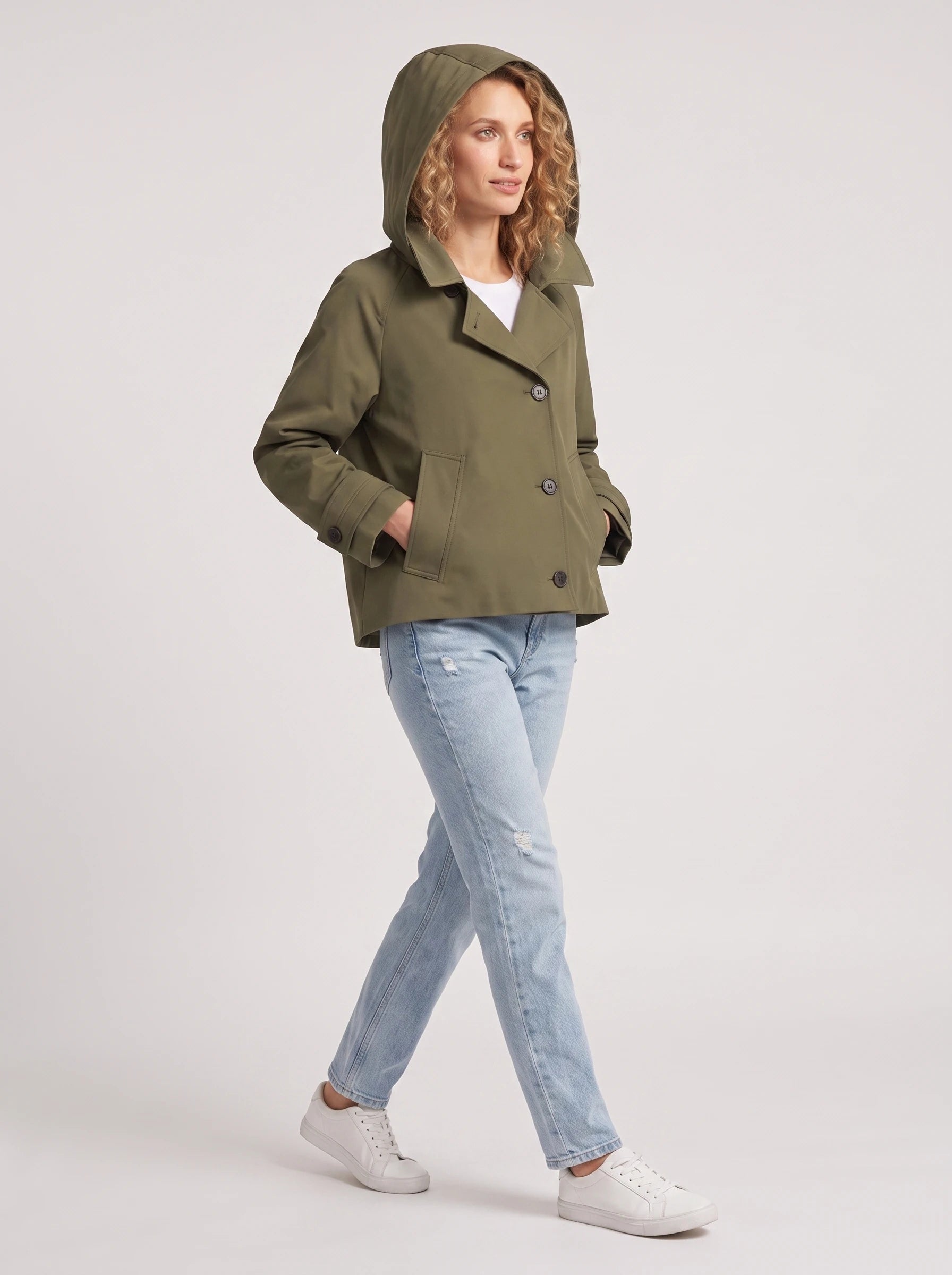 Veste à capuche vert armée Georgette capuche relevée, vue de trois quarts