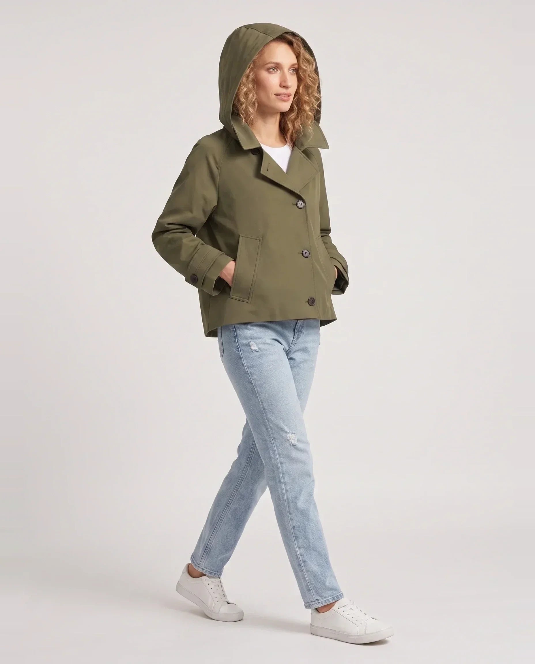 Veste à capuche vert armée Georgette capuche relevée, vue de trois quarts