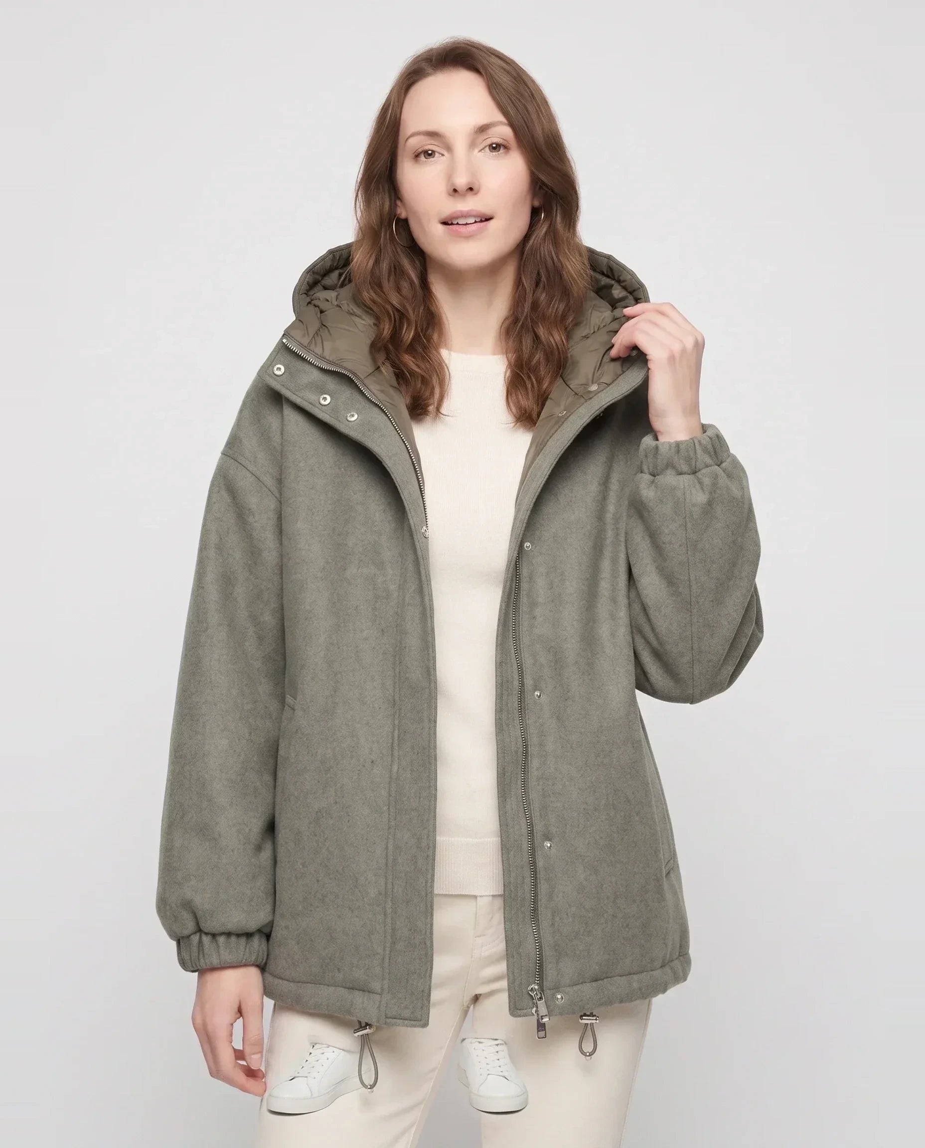 Veste à capuche matelassée vert de gris Gwenaëlle, plan rapproché en studio