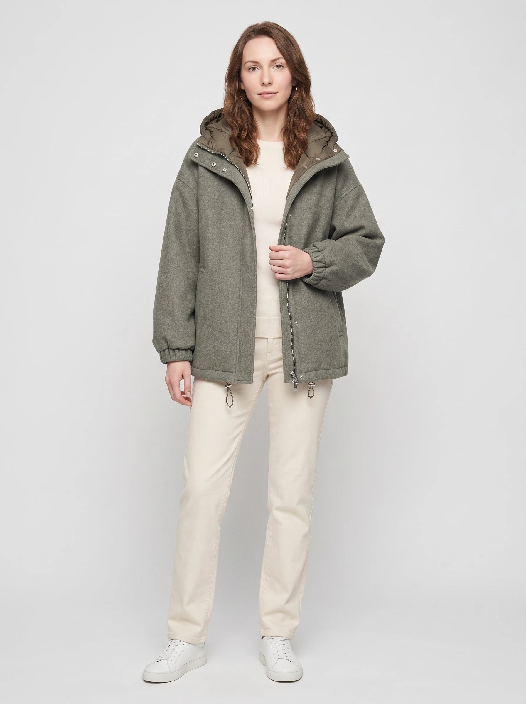 Veste à capuche matelassée vert de gris Gwenaëlle, vue de face en studio