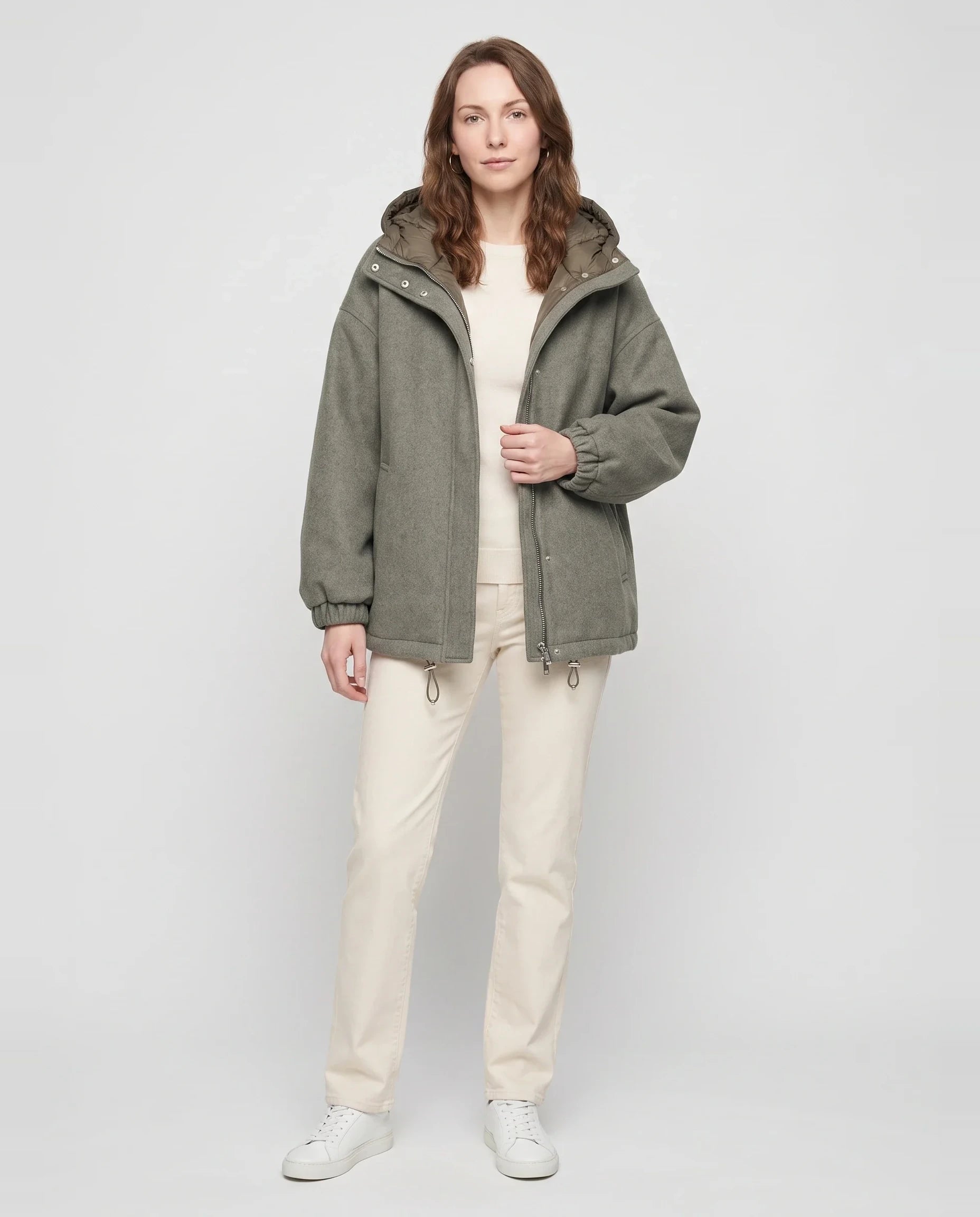 Veste à capuche matelassée vert de gris Gwenaëlle, vue de face en studio