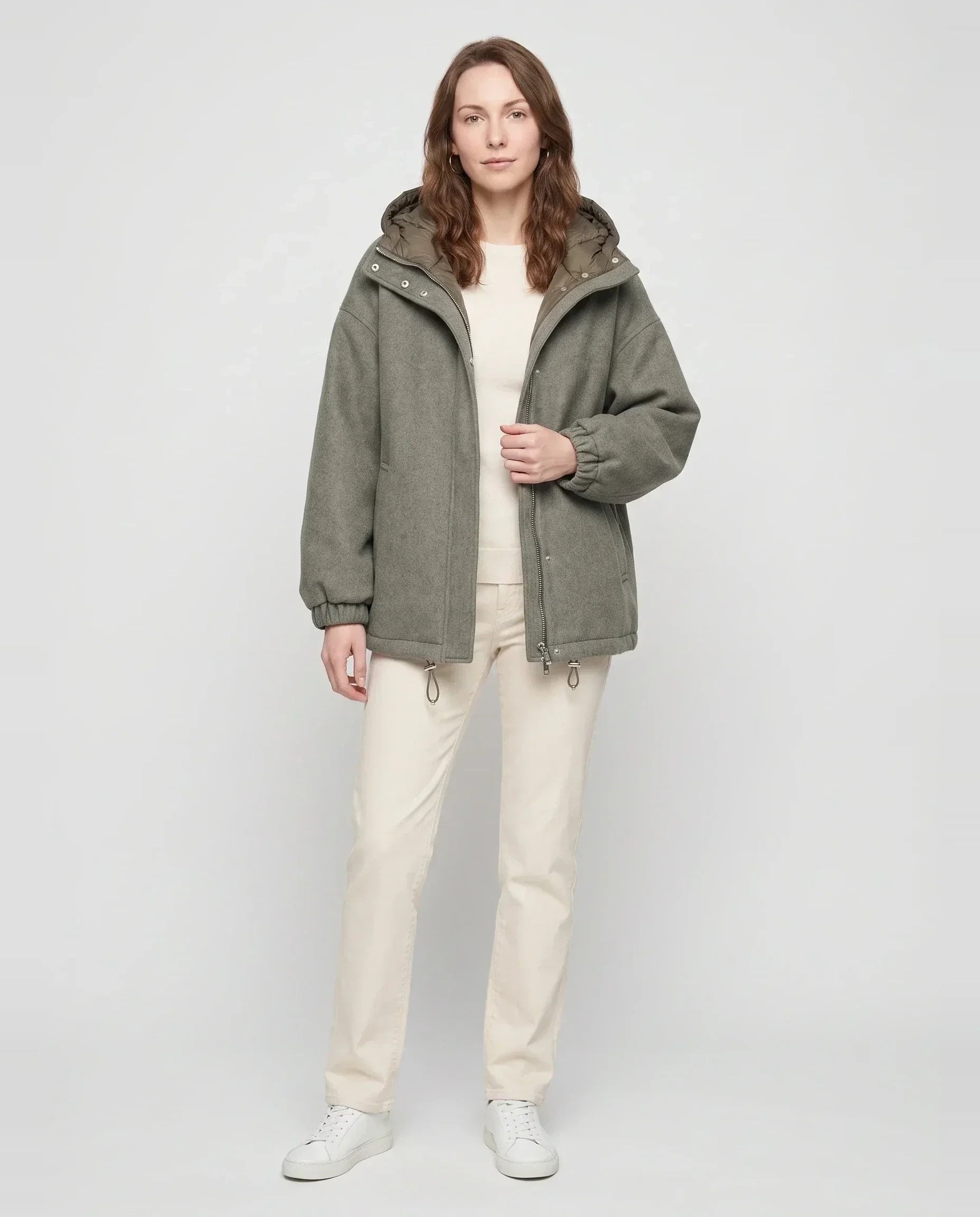 Veste à capuche matelassée vert de gris Gwenaëlle, vue de face en studio