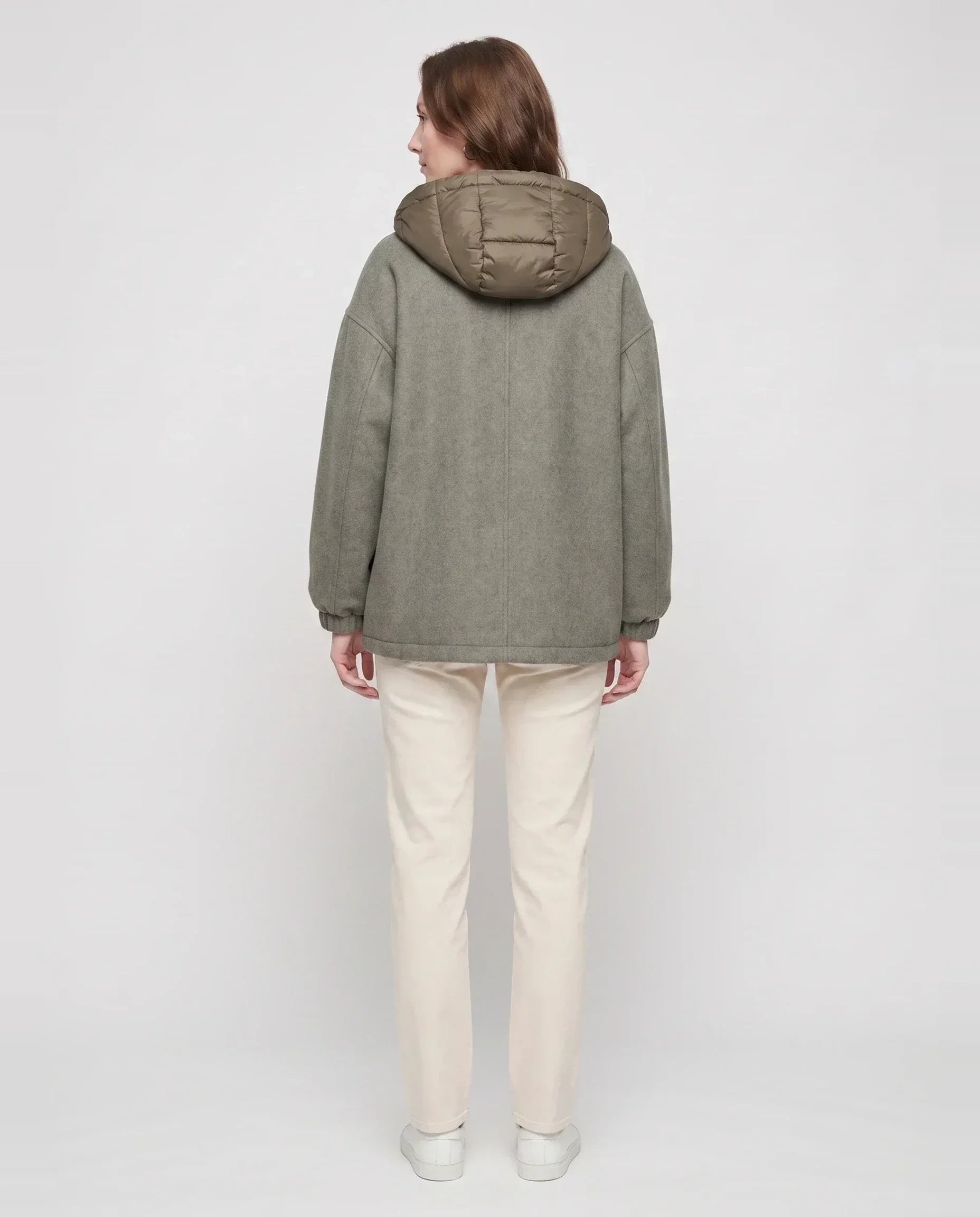 Veste à capuche matelassée vert de gris Gwenaëlle, vue de dos en studio