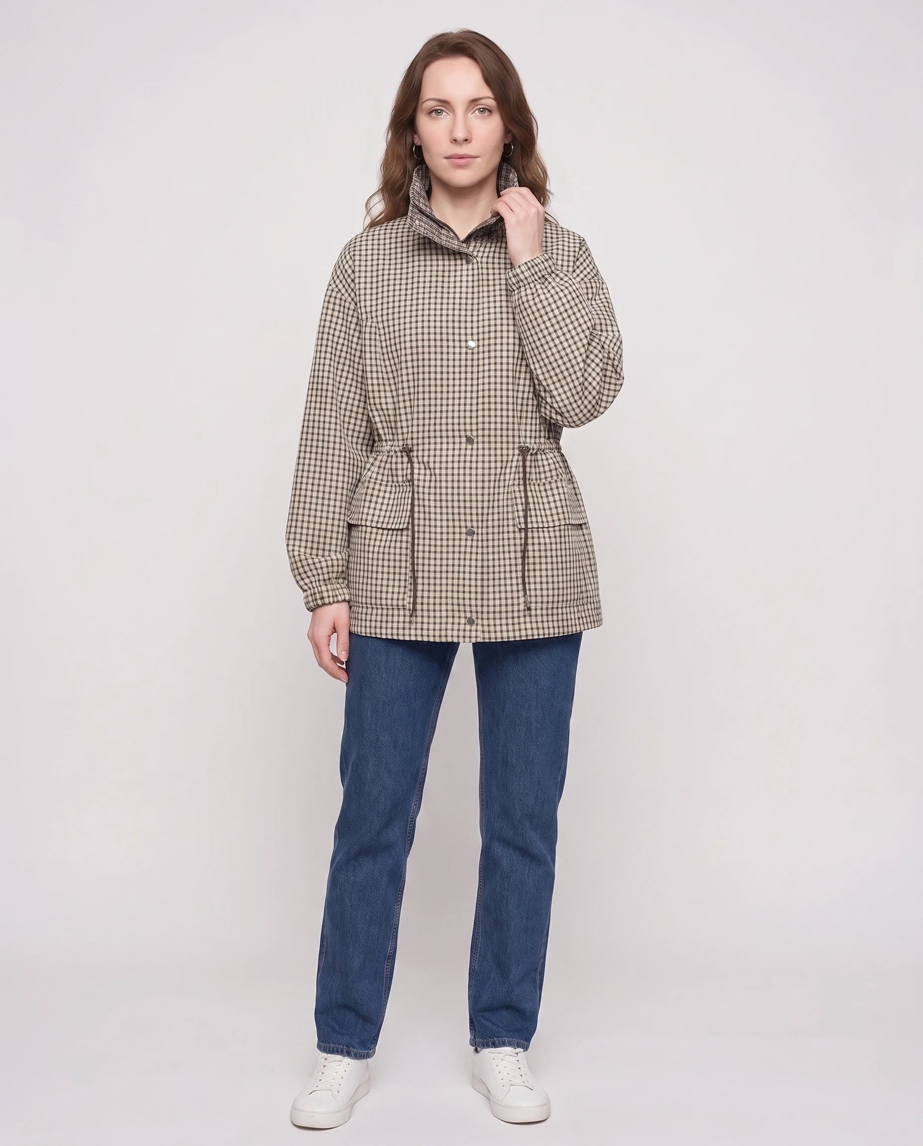 Veste col cheminée à carreaux Cléo, plan rapproché buste en studio