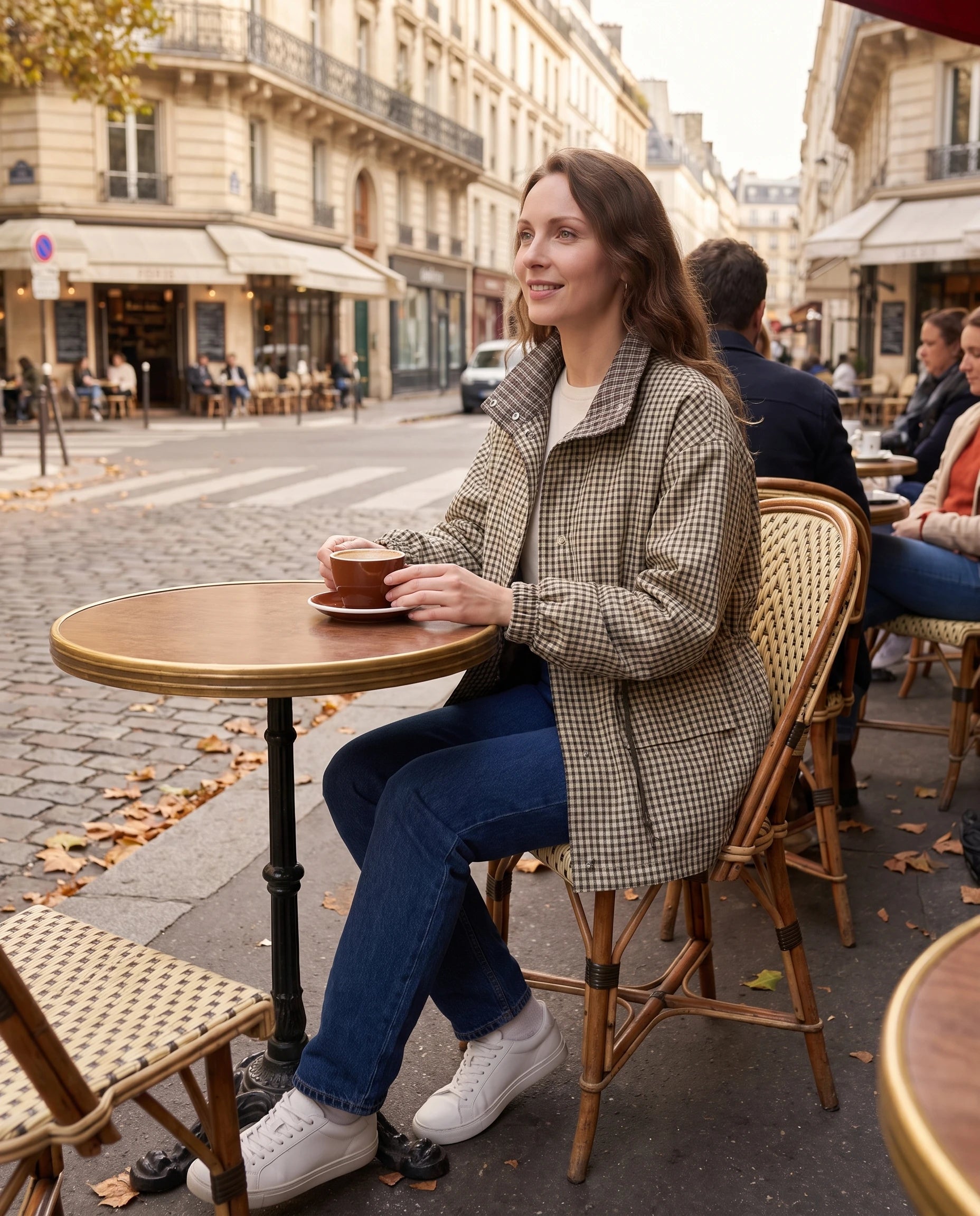 Veste col cheminée à carreaux Cléo — portée en terrasse de café — coloris carreaux