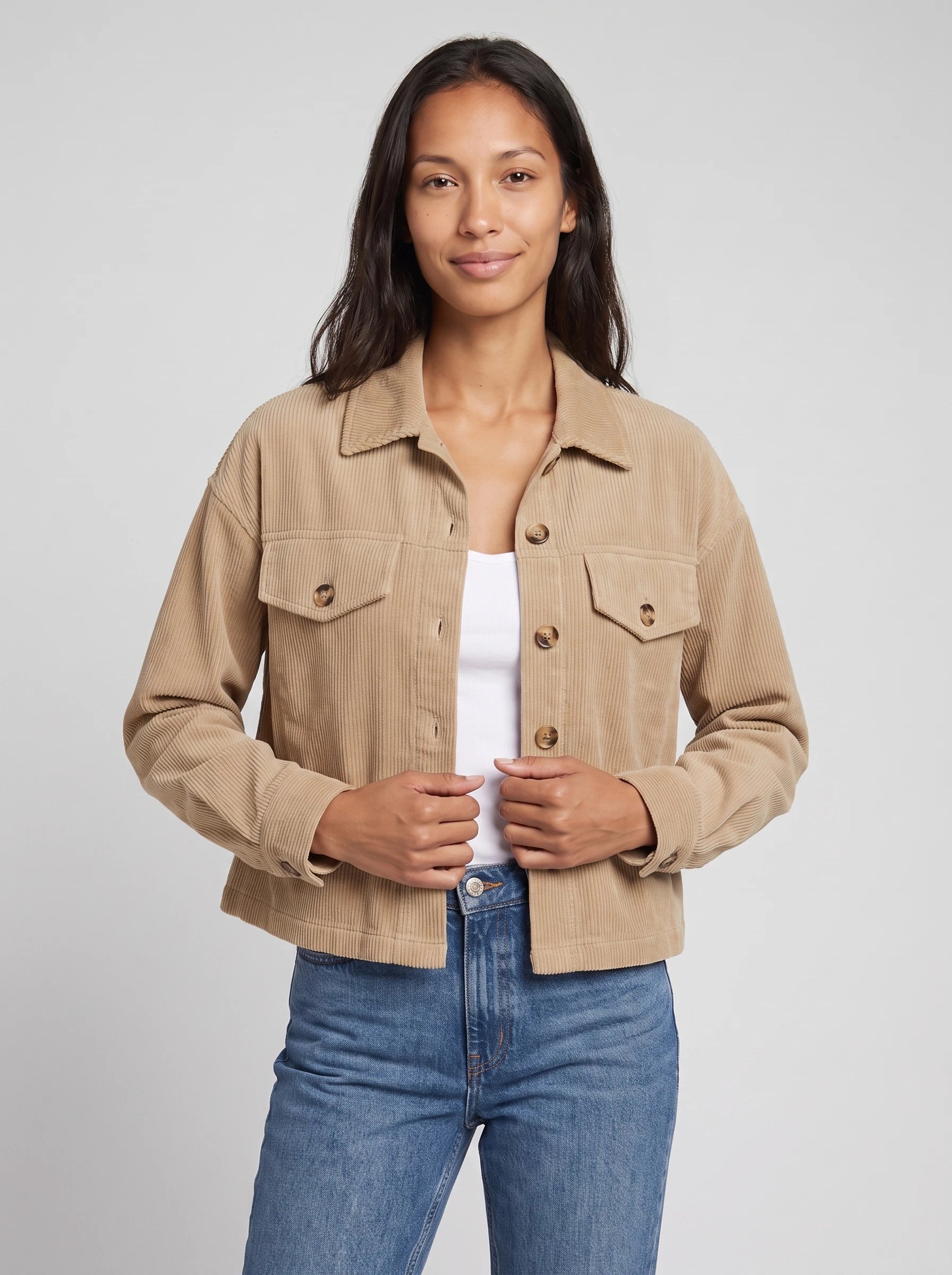 Veste chemise courte en velours côtelé beige Josette, plan rapproché en studio
