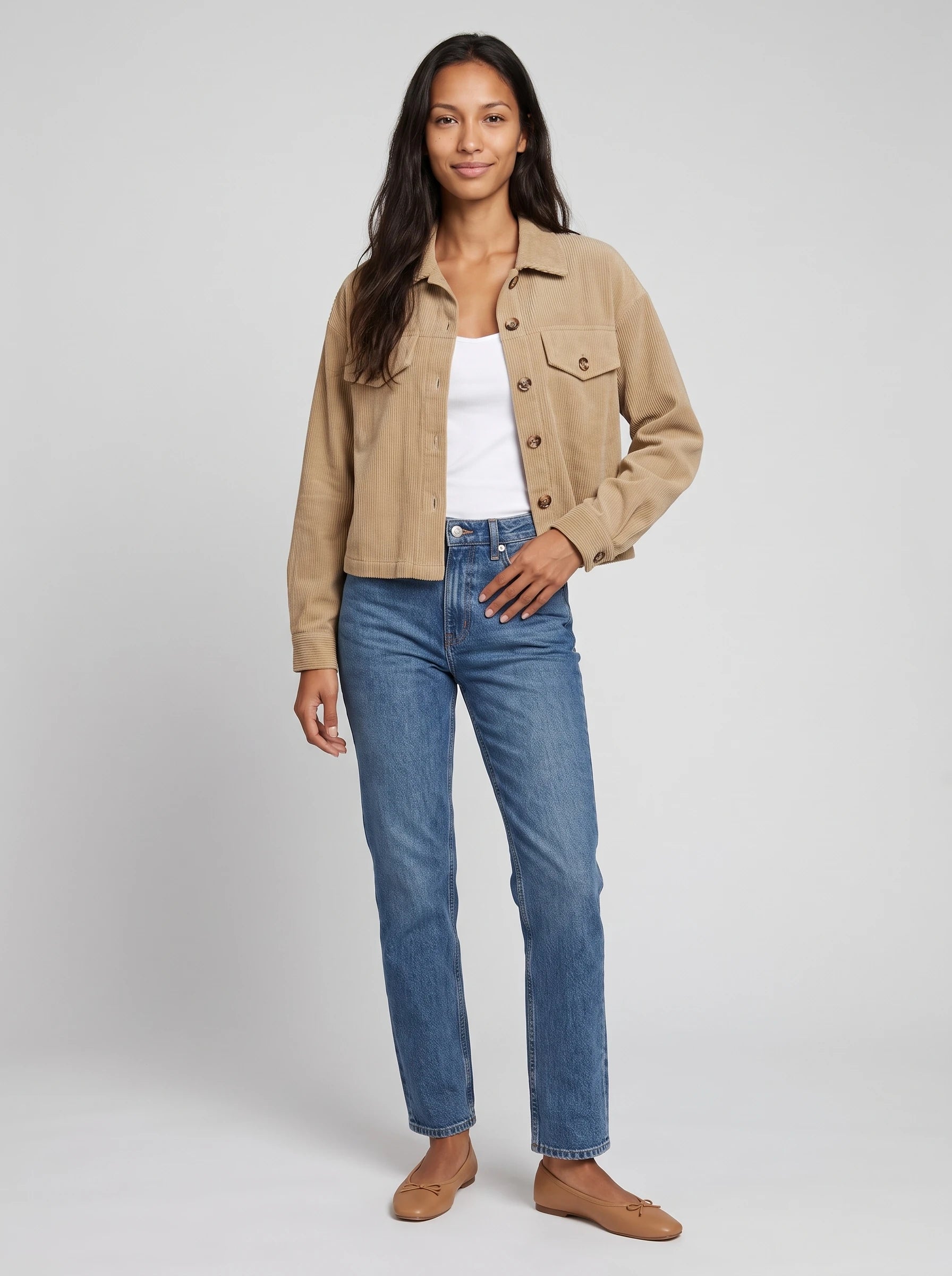 Veste chemise courte en velours côtelé beige Josette, vue de face en studio