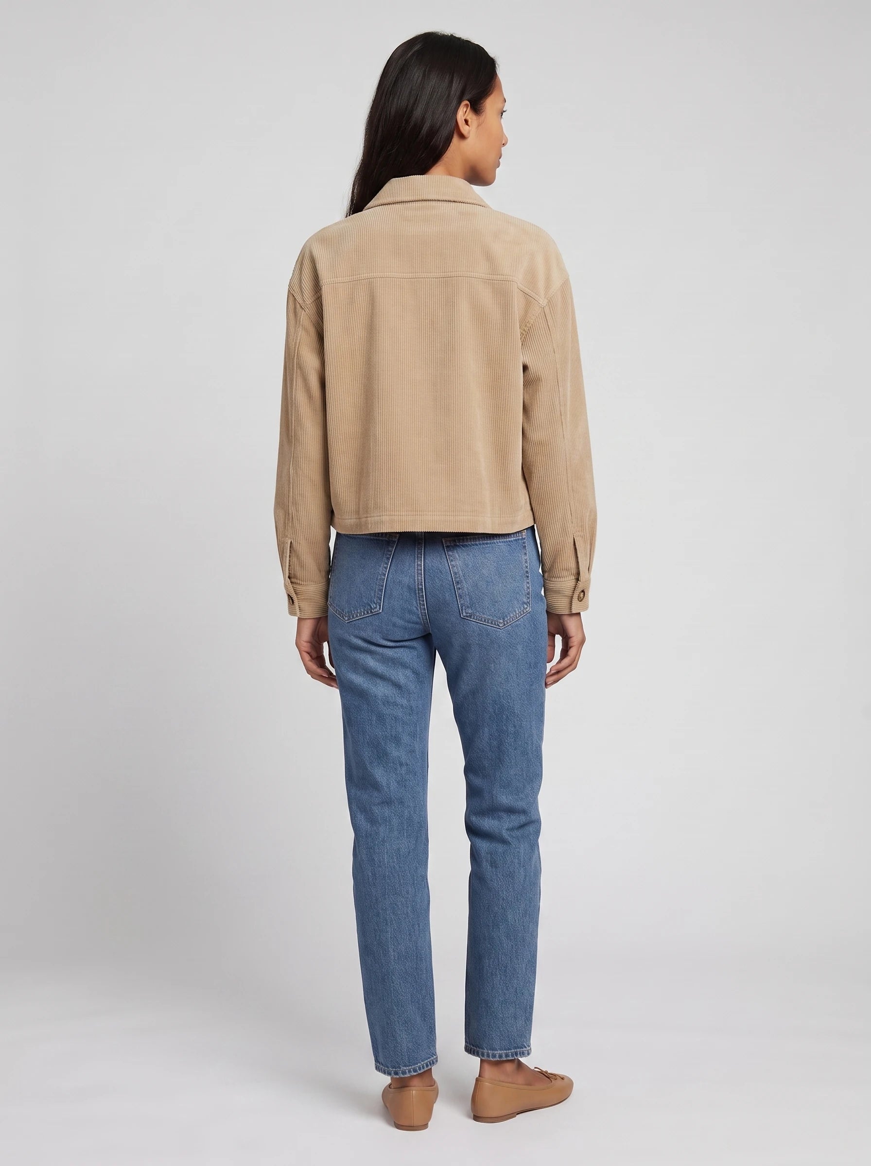 Veste chemise courte en velours côtelé beige Josette, vue de dos en studio