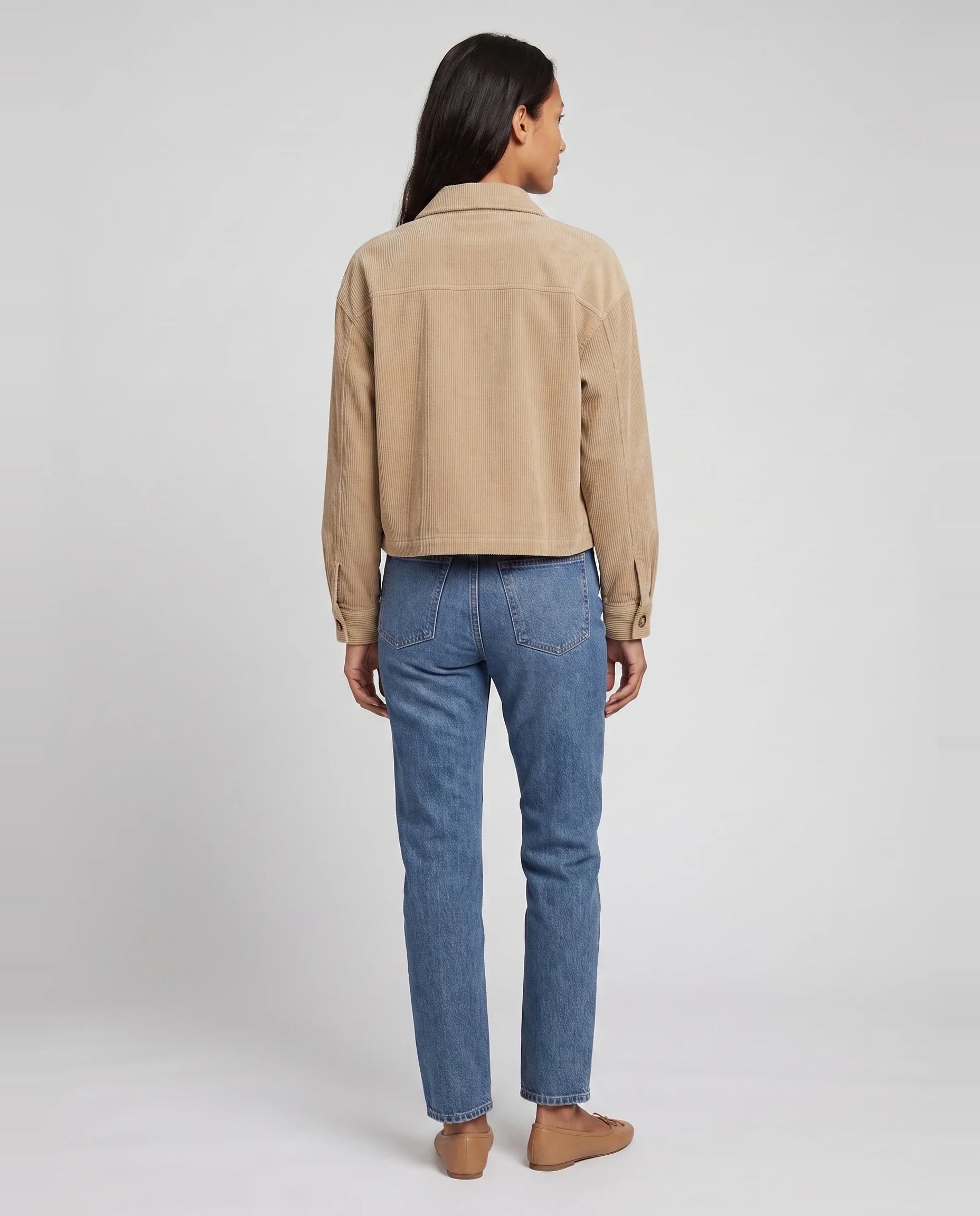 Veste chemise courte en velours côtelé beige Josette, vue de dos en studio