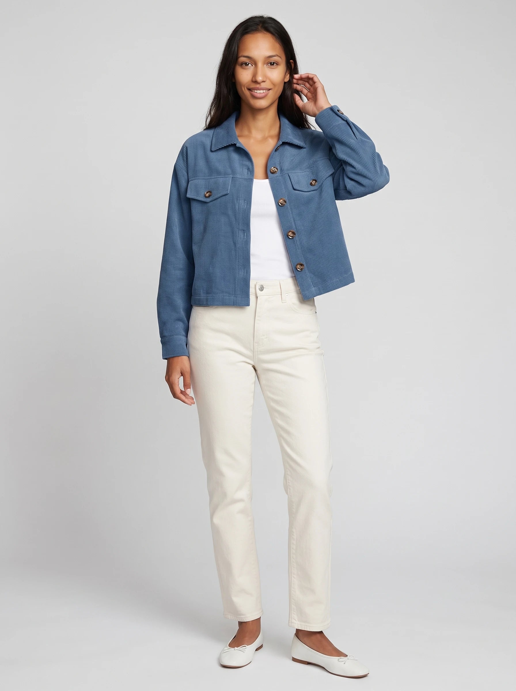 Veste chemise courte en velours côtelé bleu orage Josette, vue de face en studio