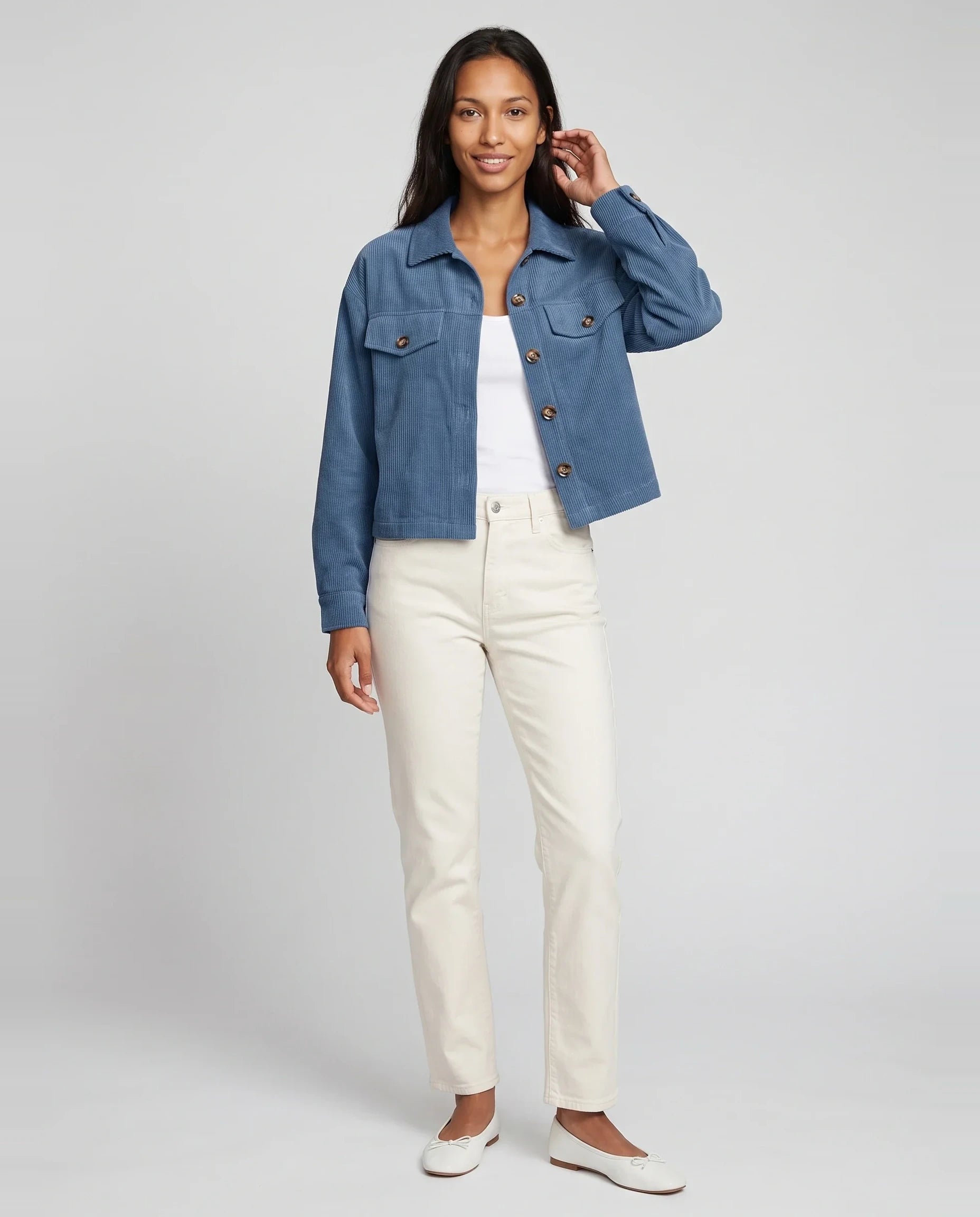 Veste chemise courte en velours côtelé bleu orage Josette, vue de face en studio