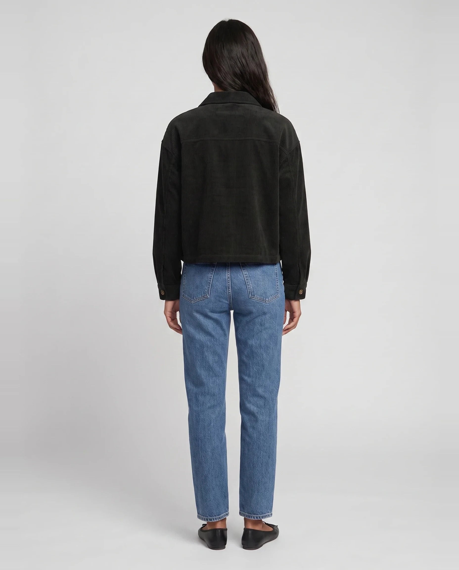 Veste chemise courte en velours côtelé noire Josette, vue de dos en studio