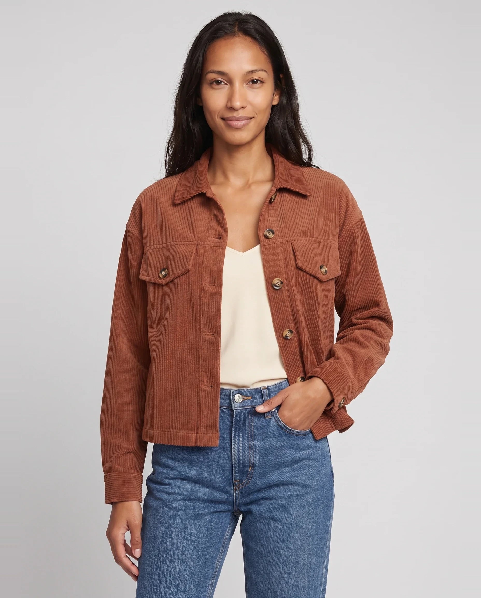 Veste chemise courte en velours côtelé terracotta Josette, plan rapproché en studio