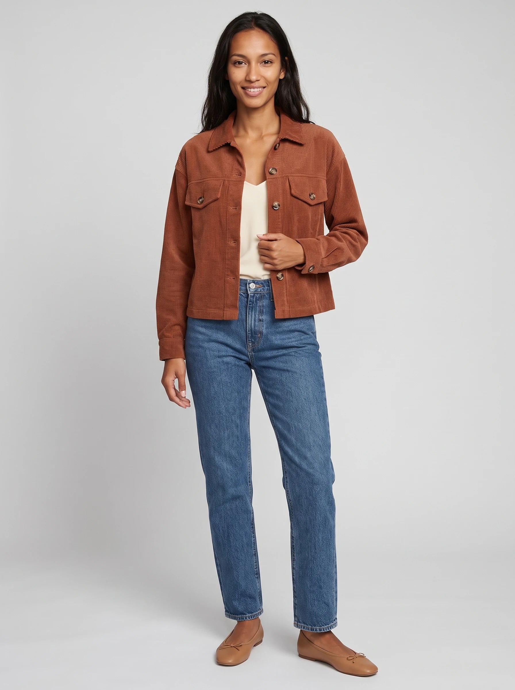 Veste chemise courte en velours côtelé terracotta Josette, vue de face en studio