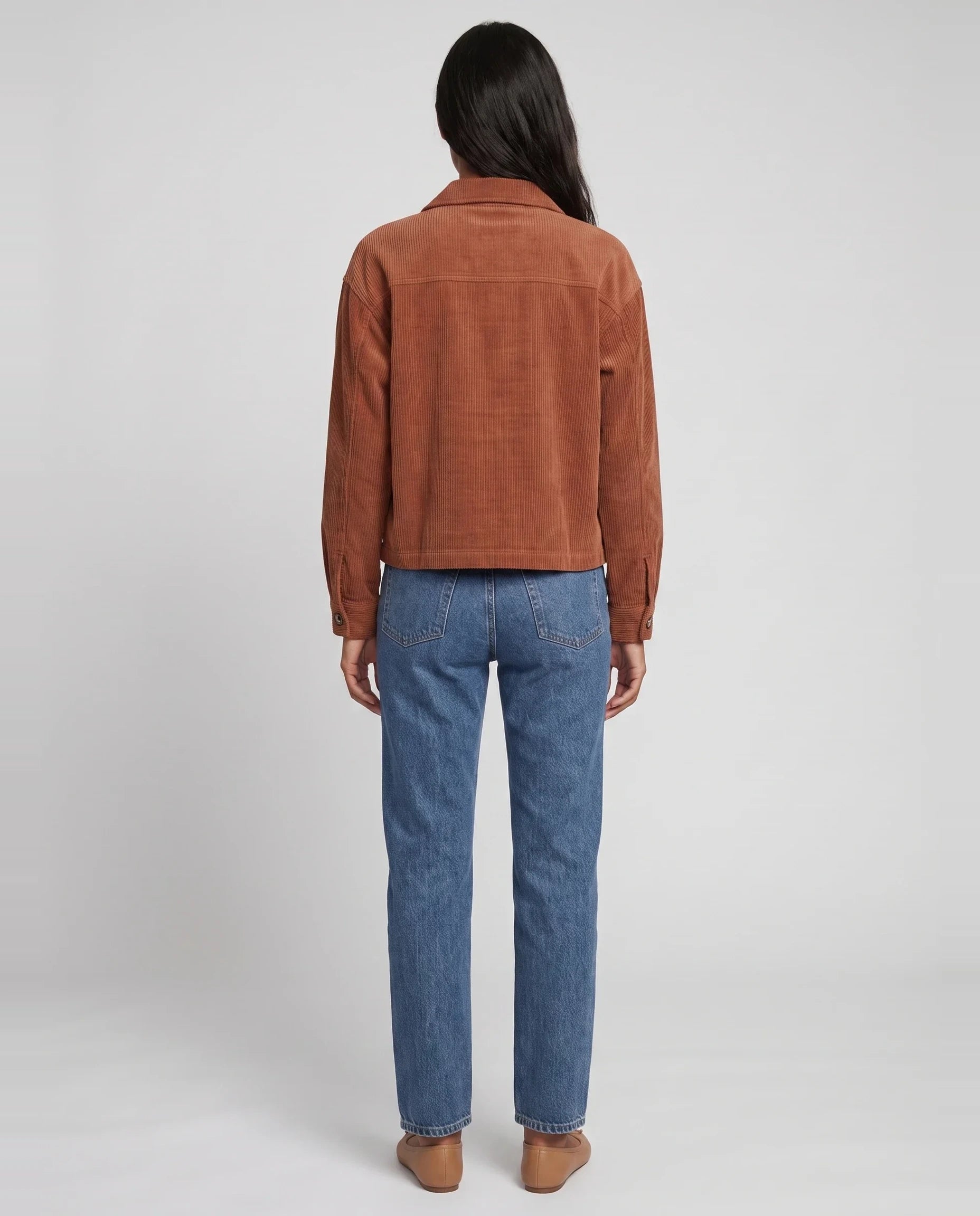 Veste chemise courte en velours côtelé terracotta Josette, vue de dos en studio
