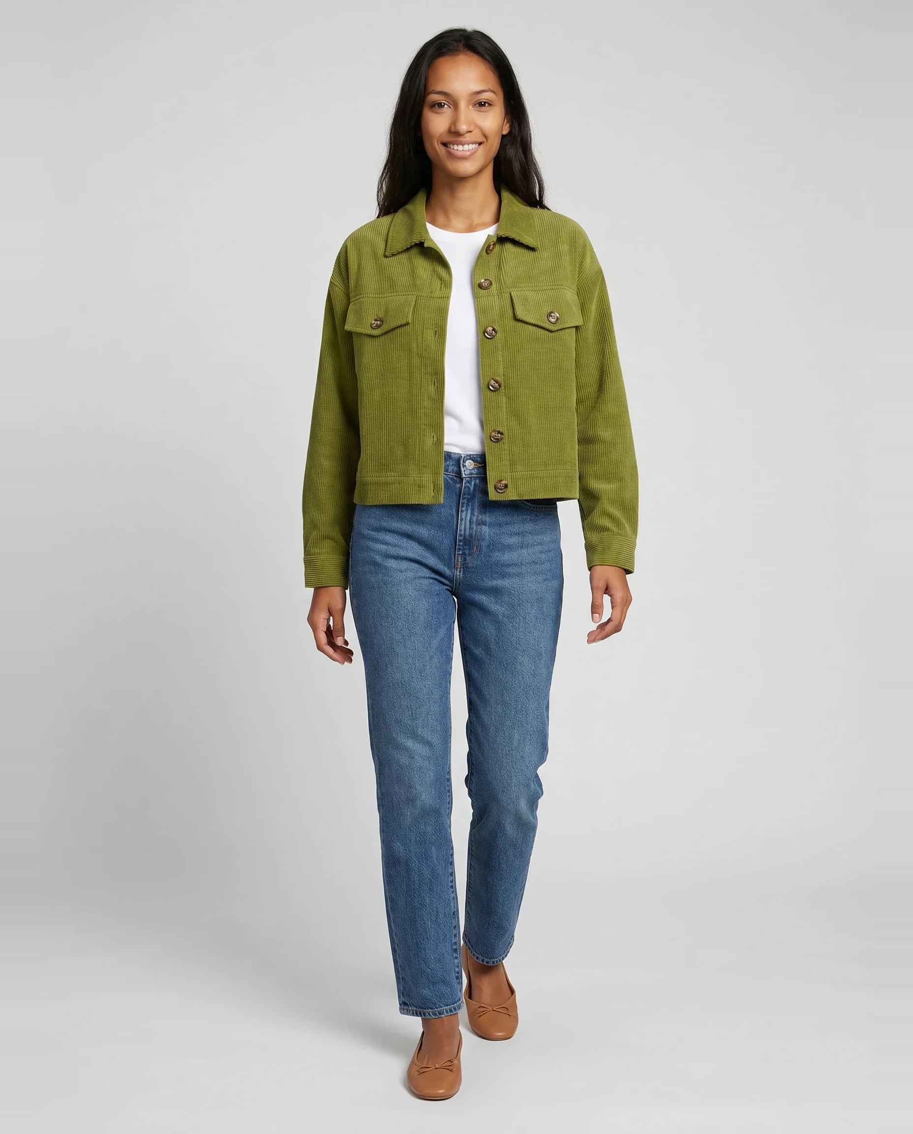 Veste chemise courte en velours côtelé vert olive Josette, vue de face en studio