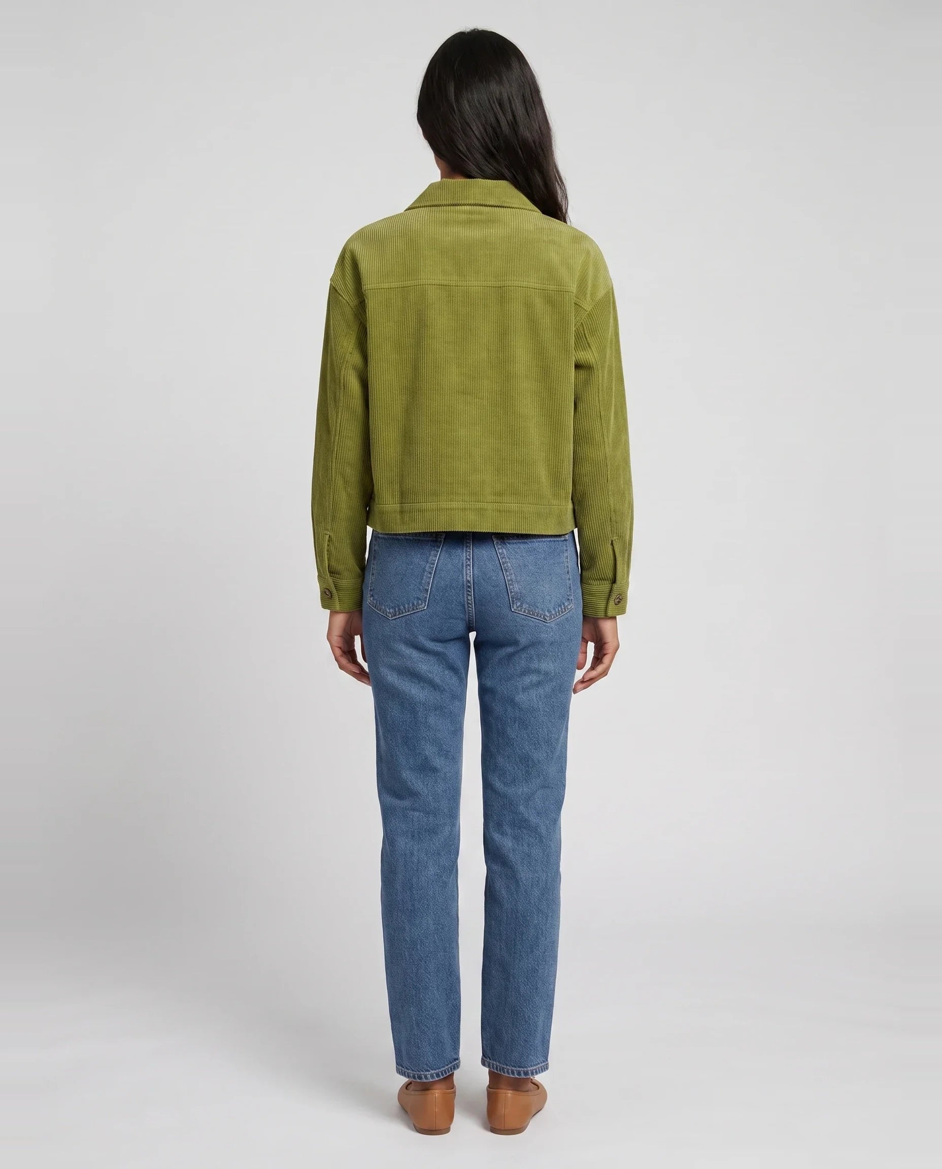 Veste chemise courte en velours côtelé vert olive Josette, vue de dos en studio