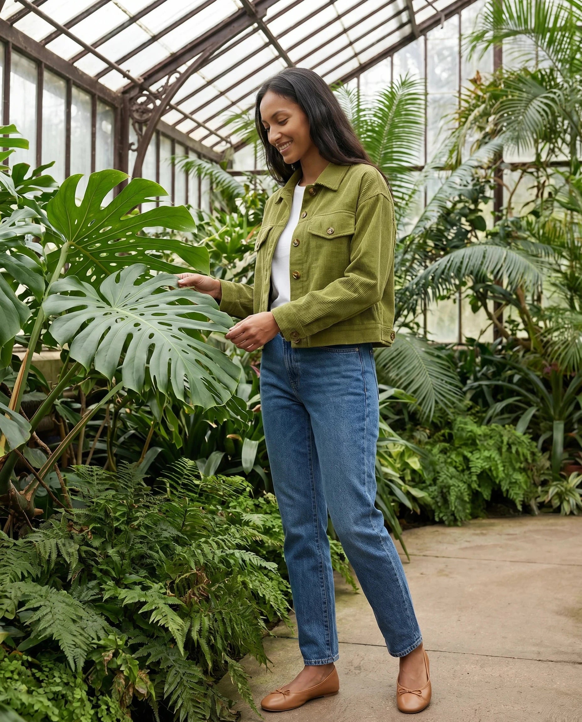 Veste chemise en velours côtelé vert olive Josette, portée dans une serre botanique