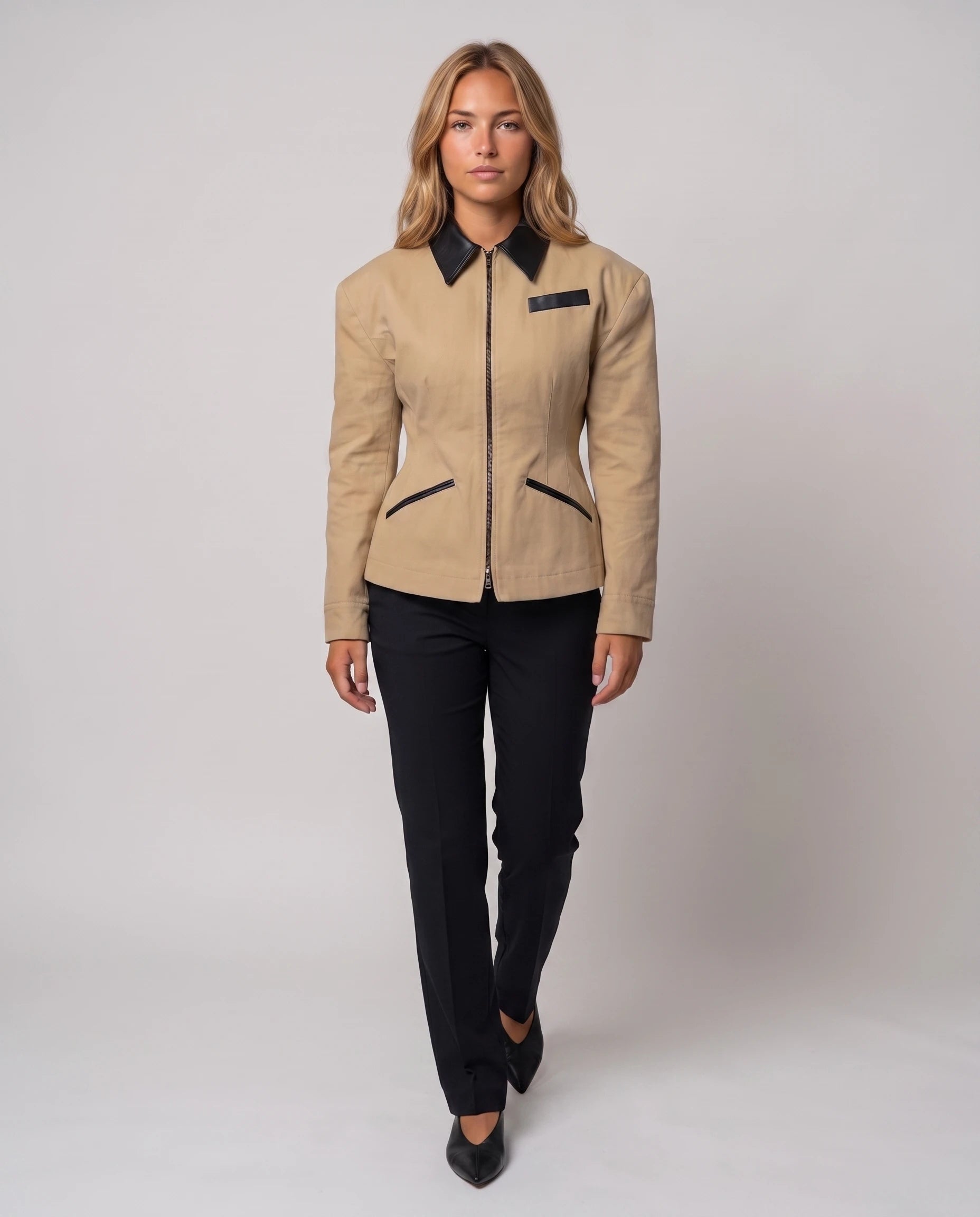 Veste cintrée à empiècements simili beige sable Charlotte, vue de face en studio