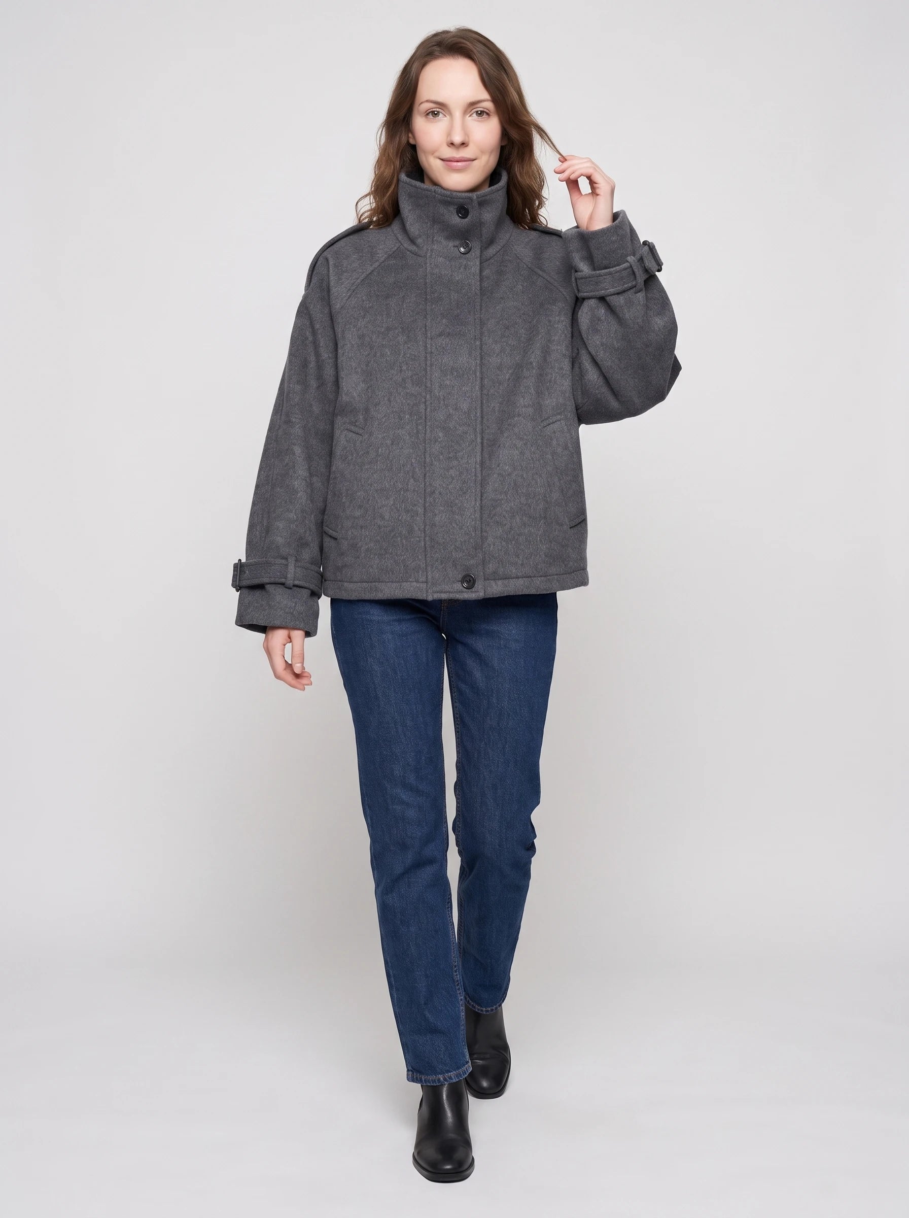 Veste courte cocon en lainage gris chiné Josiane, vue de face en studio