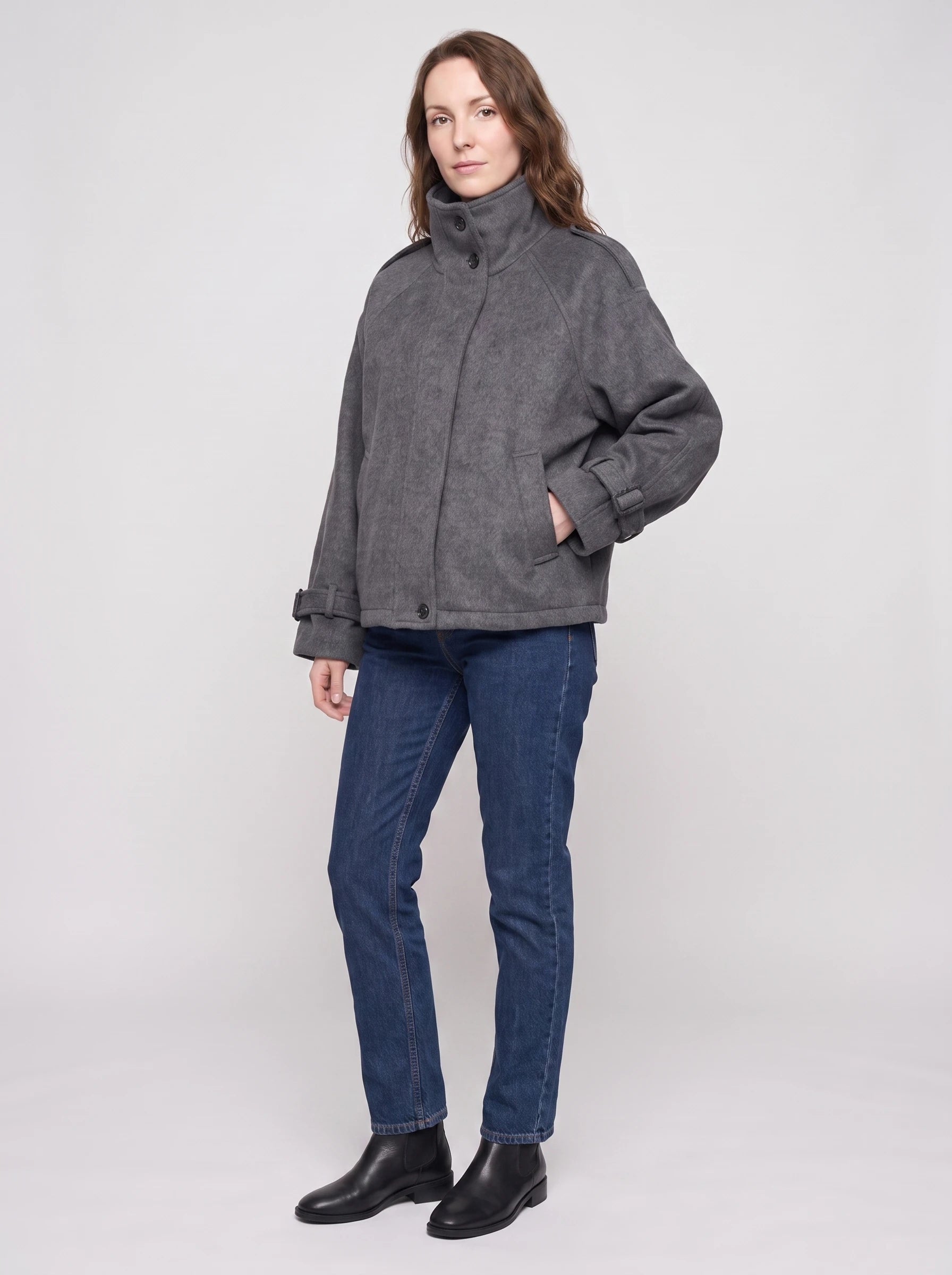 Veste courte cocon en lainage gris chiné Josiane, vue de trois quarts en studio