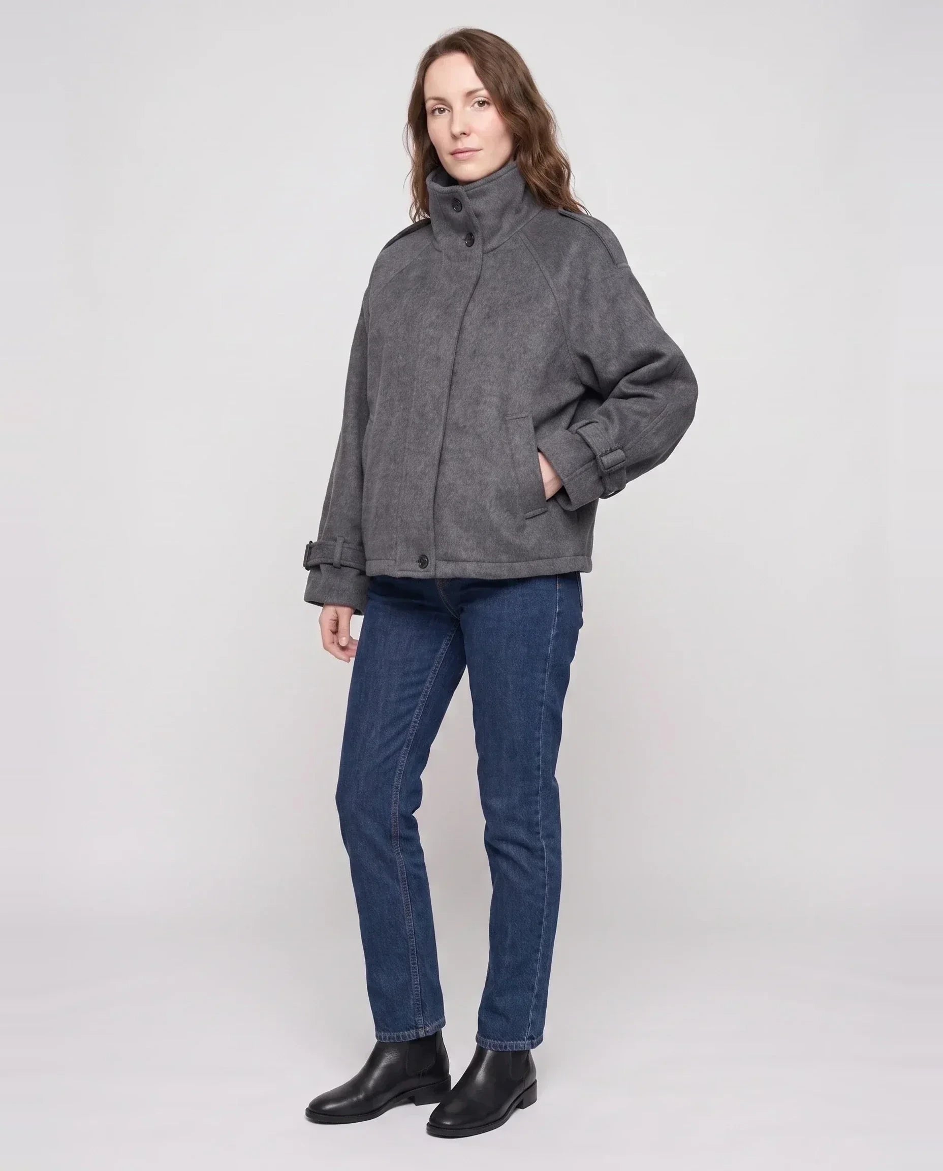 Veste courte cocon en lainage gris chiné Josiane, vue de trois quarts en studio